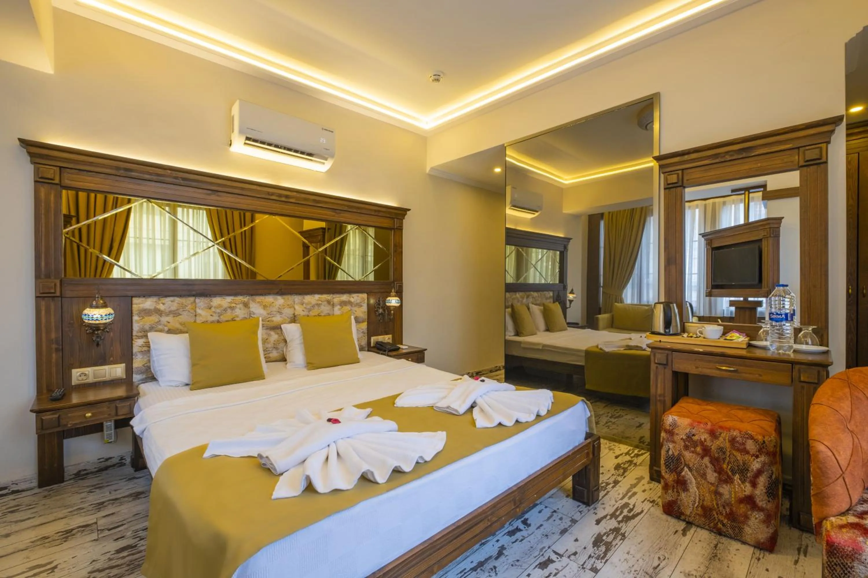 Bed in Reis Royal Hotel