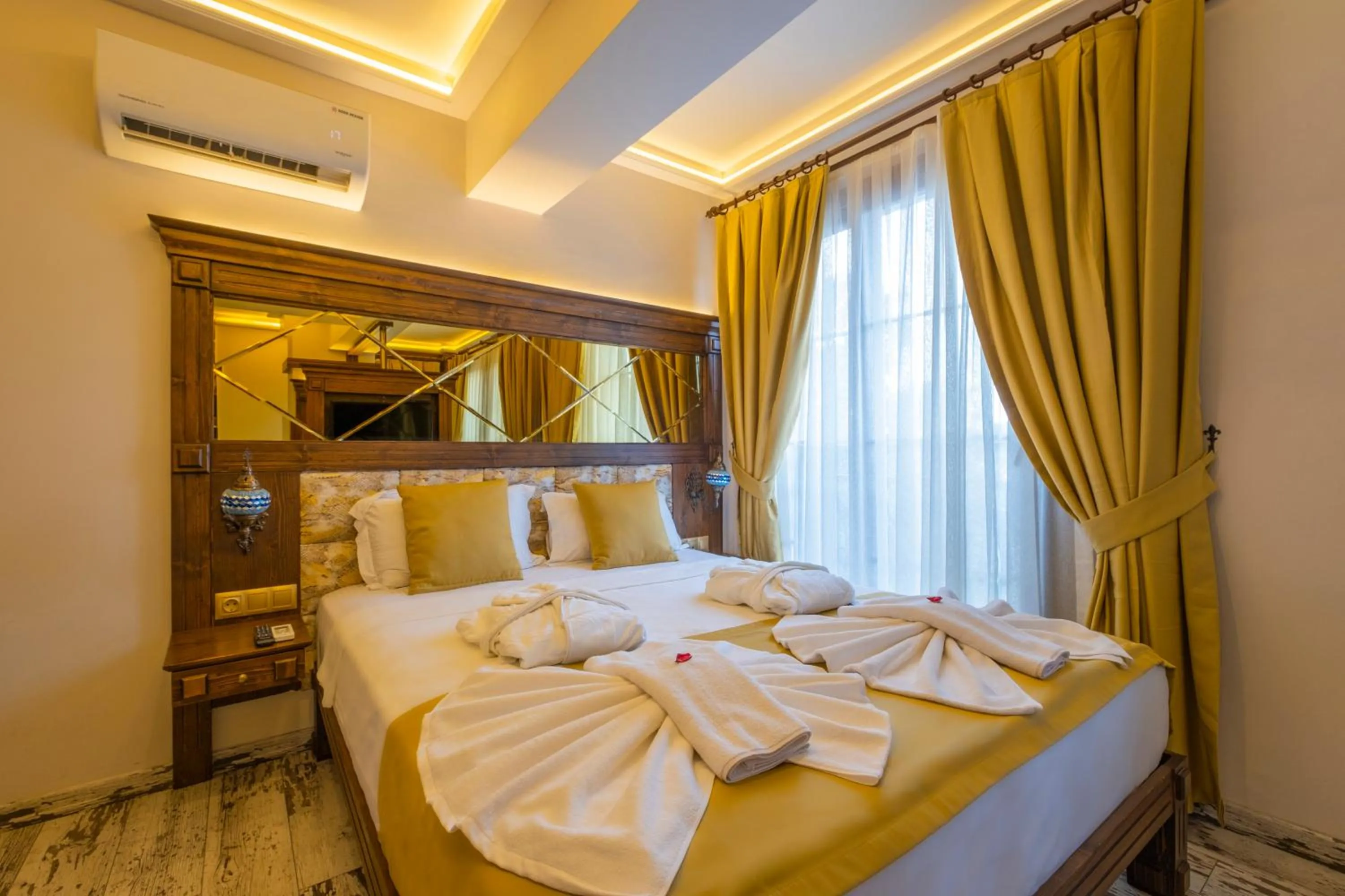 Bed in Reis Royal Hotel