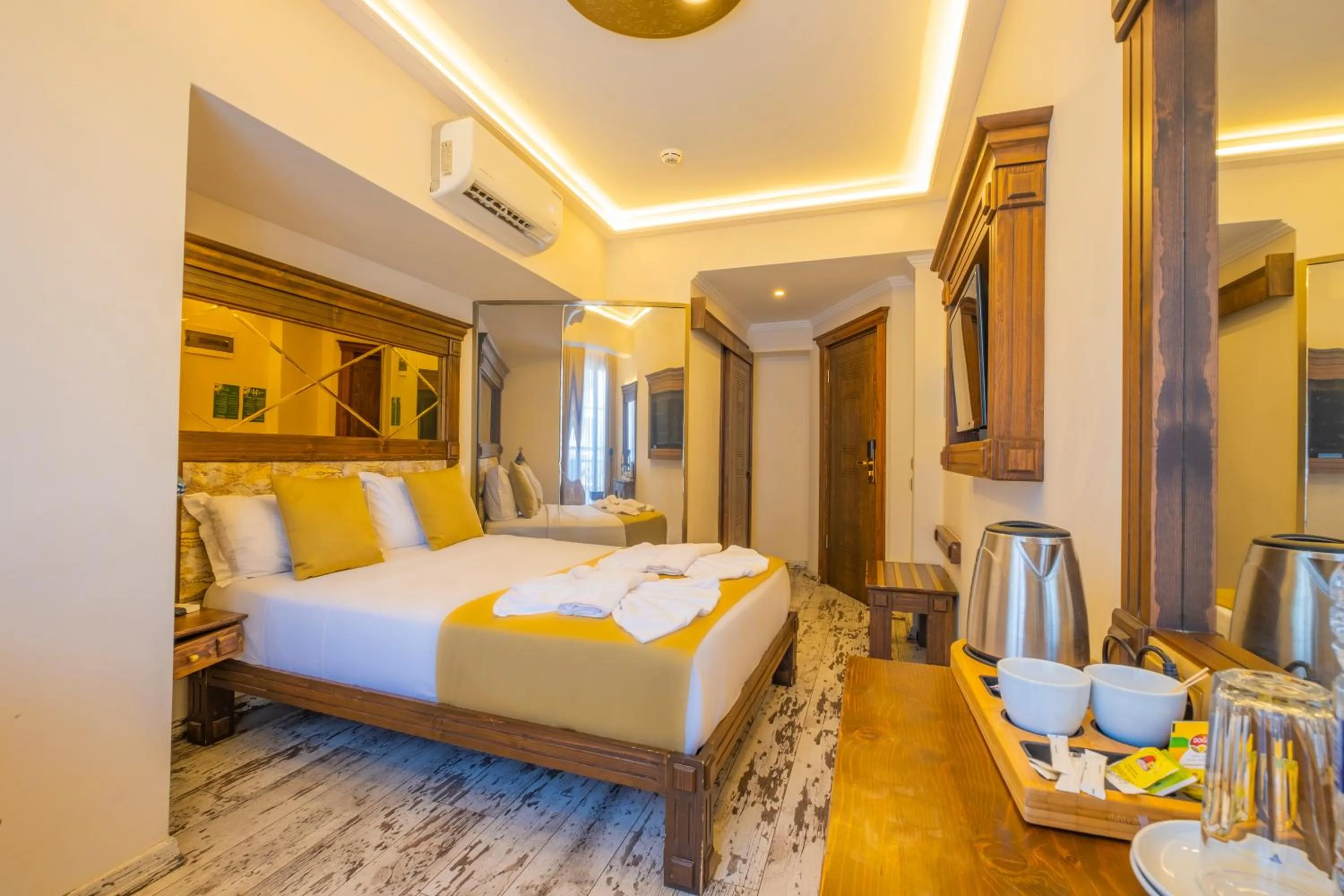 Bed in Reis Royal Hotel