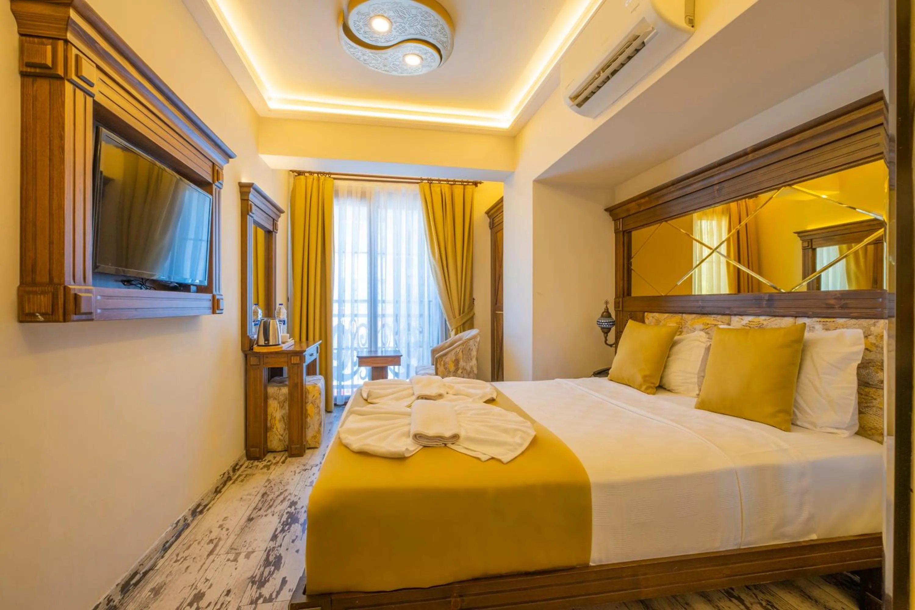 Bed in Reis Royal Hotel