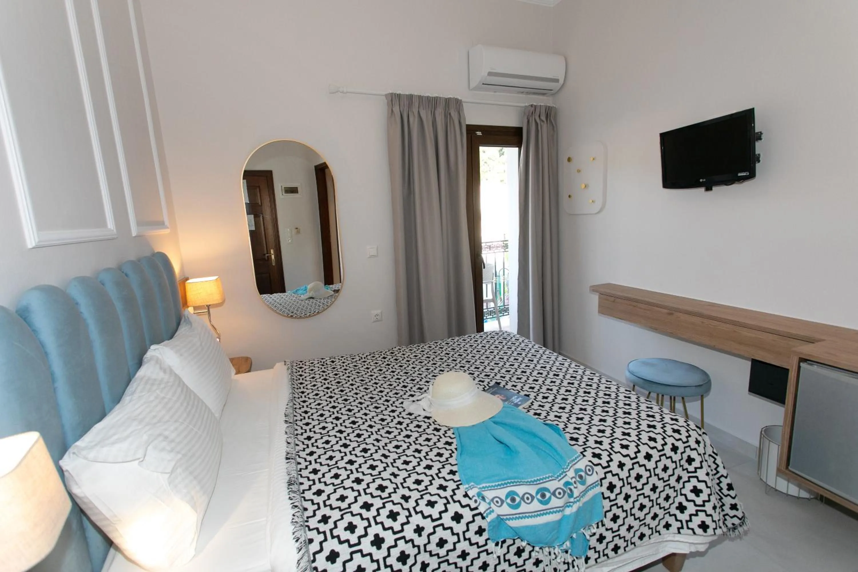 Bed in Paradise Hotel