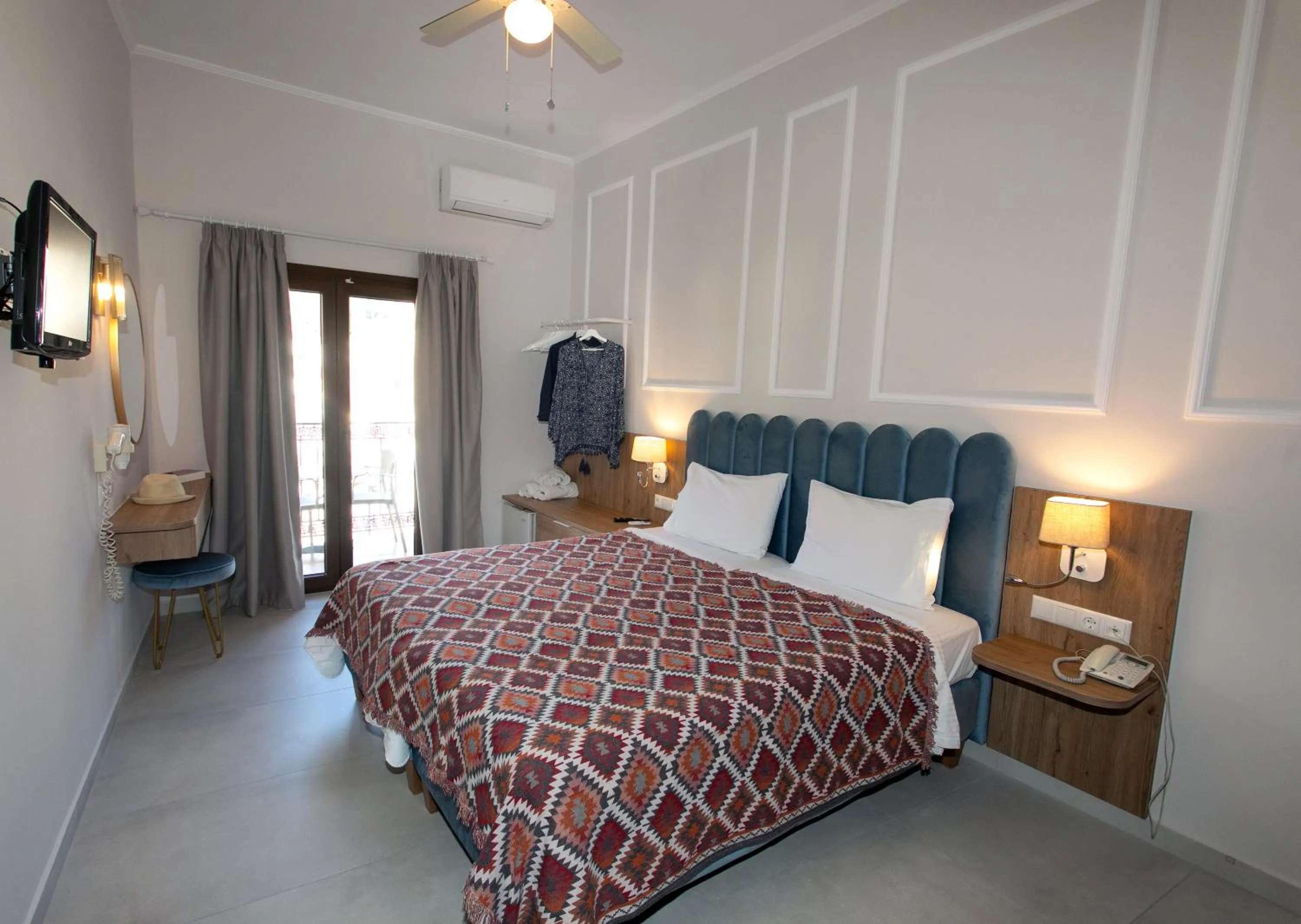 Bed in Paradise Hotel