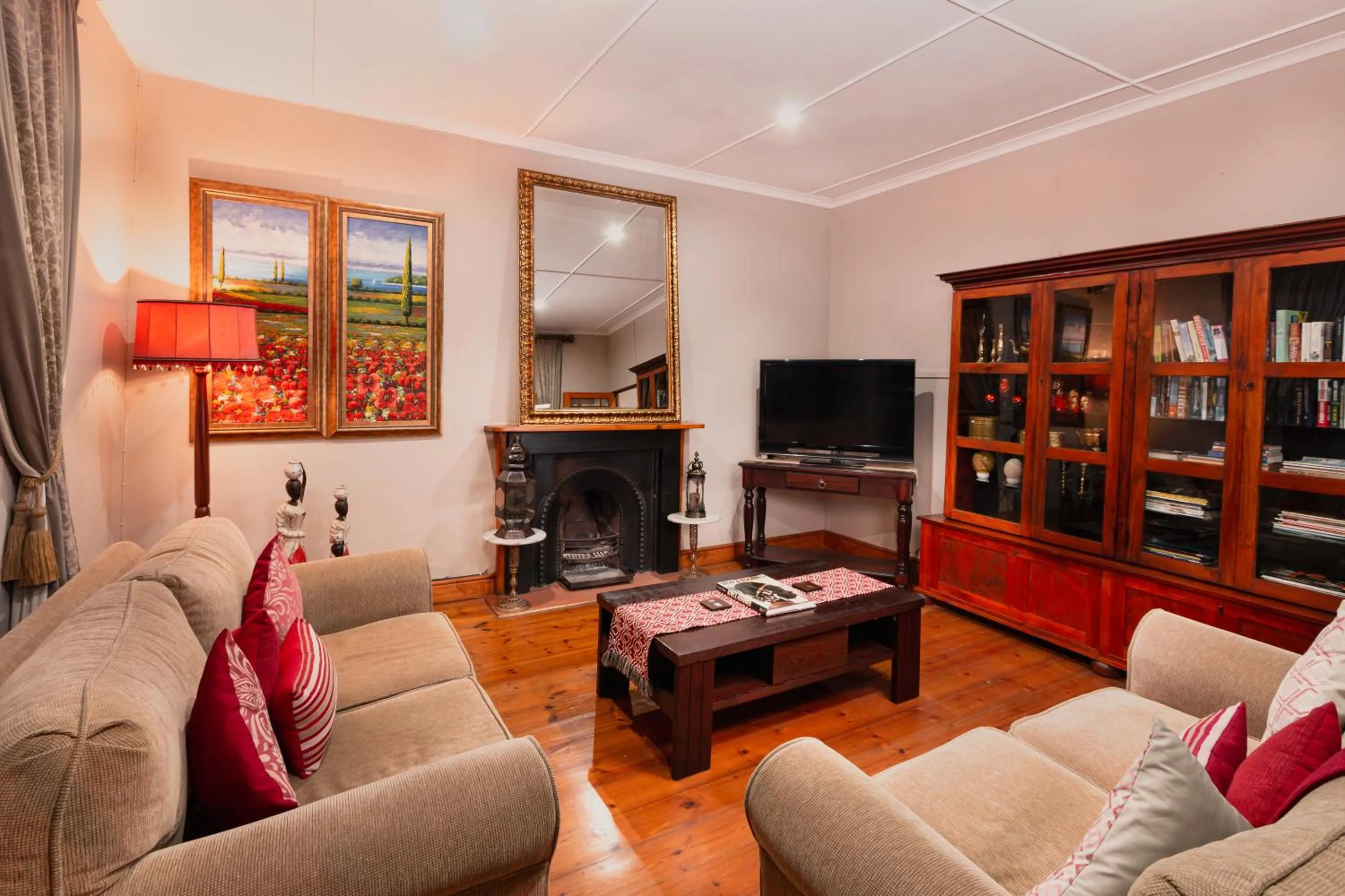 Communal lounge/ TV room in 88 Baron van Reede Guesthouse