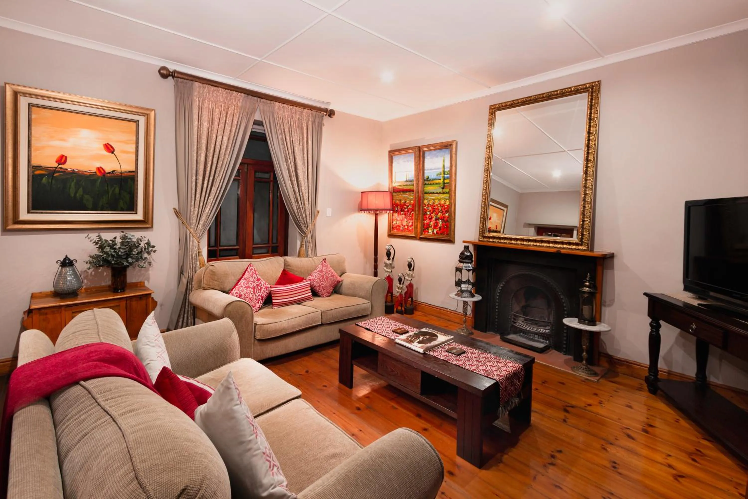 Communal lounge/ TV room in 88 Baron van Reede Guesthouse