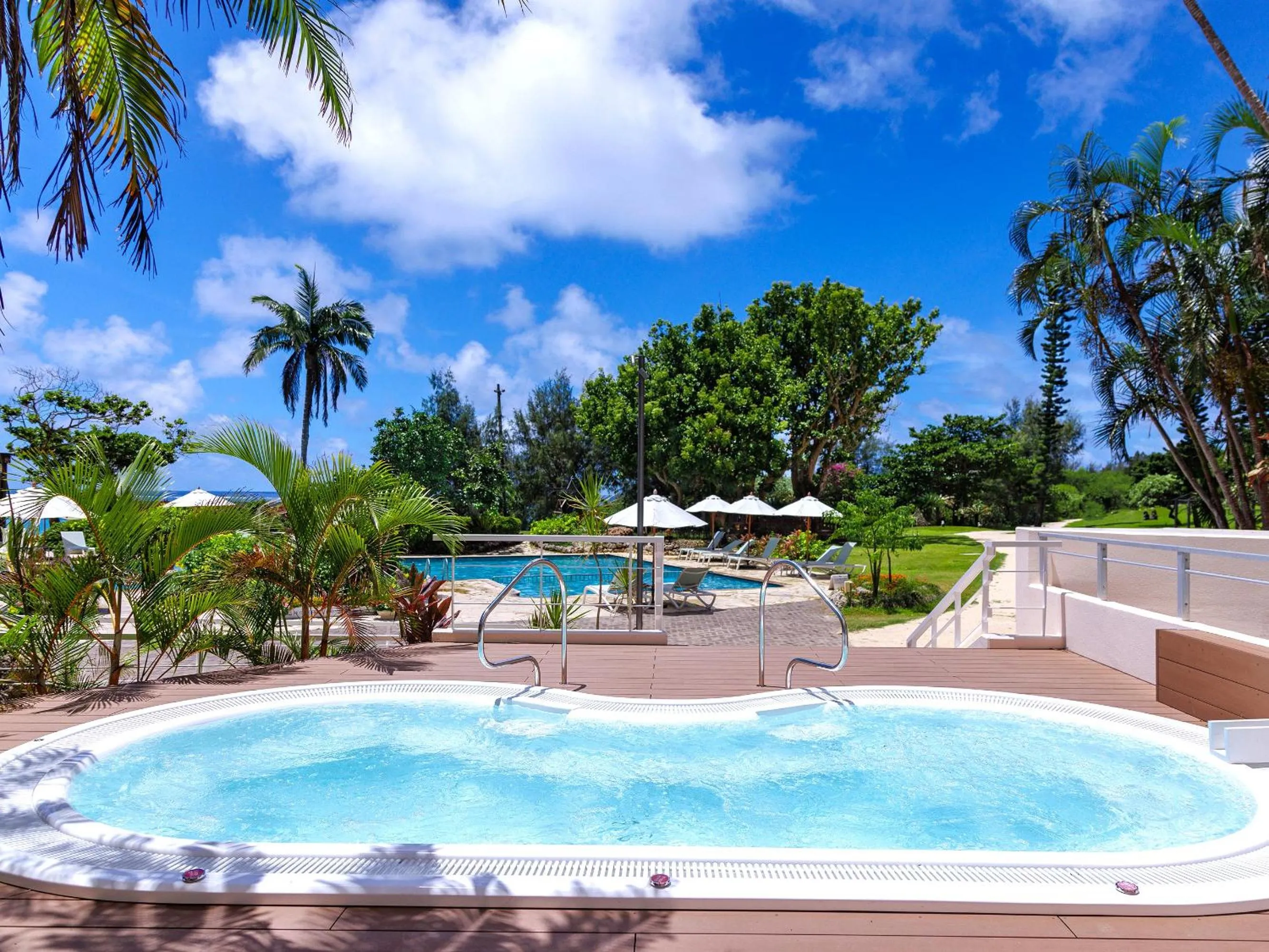 Hot Tub in Hotel Breezebay Marina