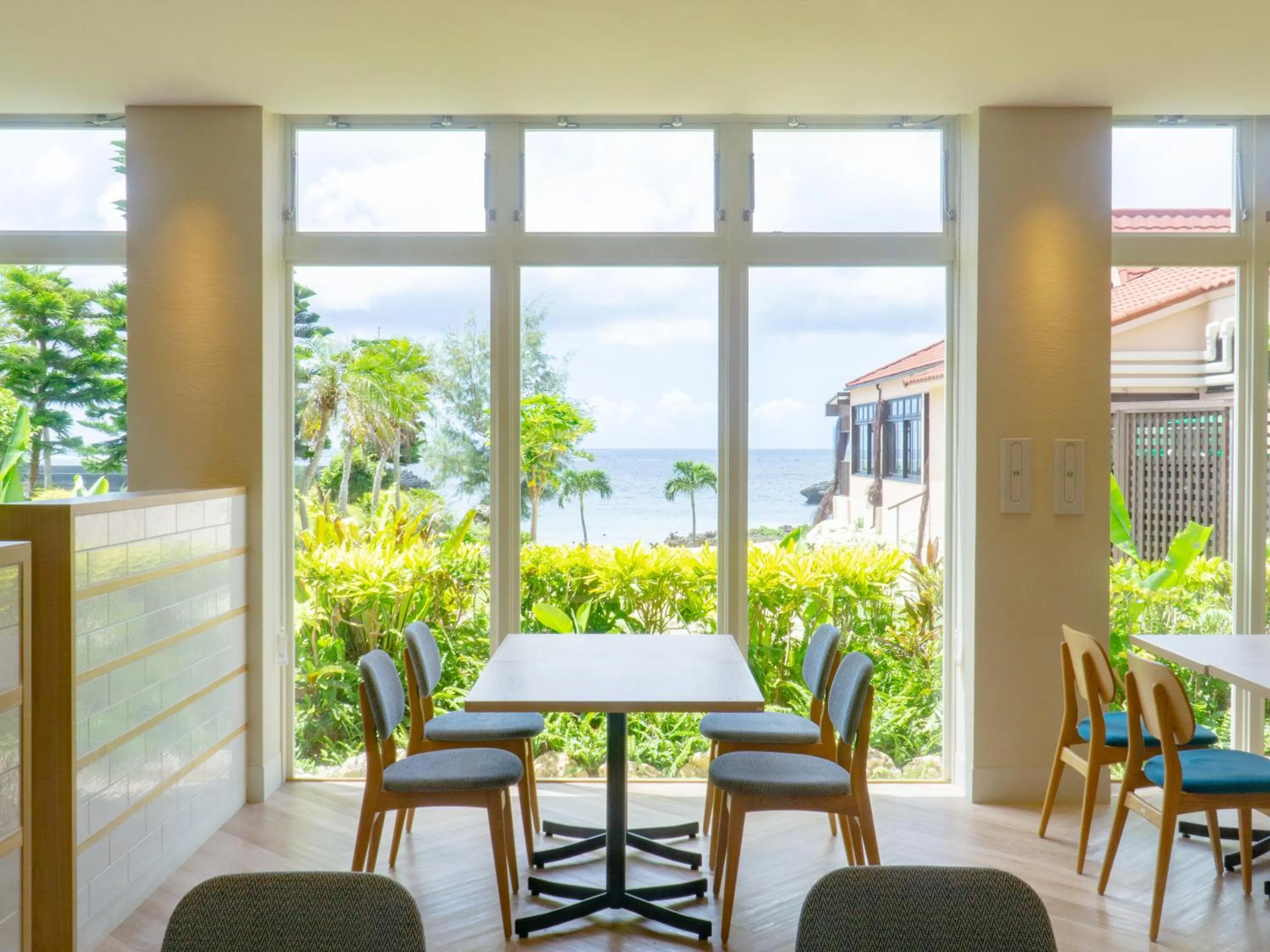 Restaurant/places to eat in Hotel Breezebay Marina