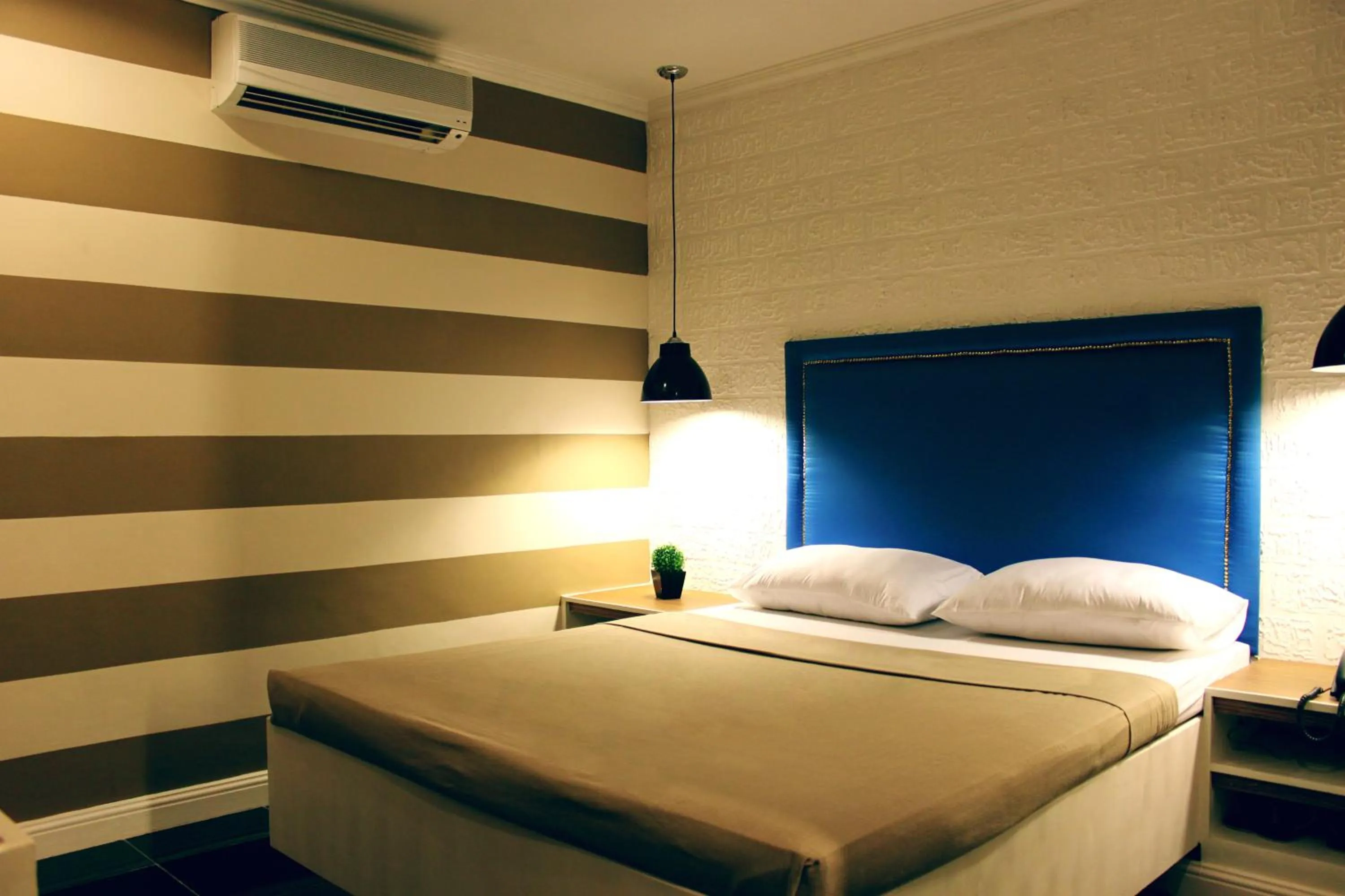 Bedroom, Bed in Urban Travellers Hotel