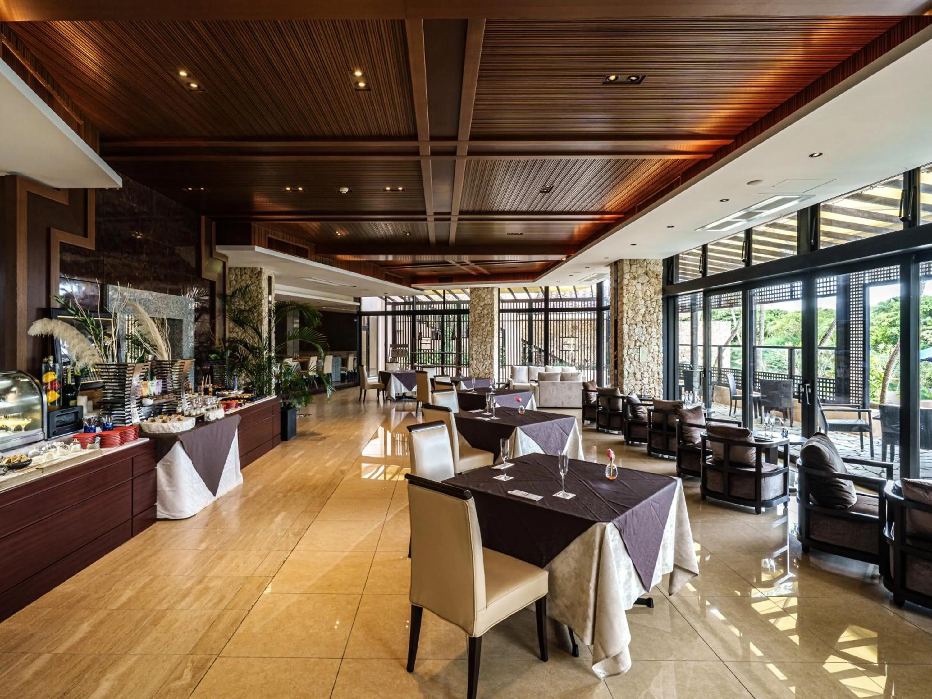 Lounge or bar in Shigira Bayside Suite Allamanda