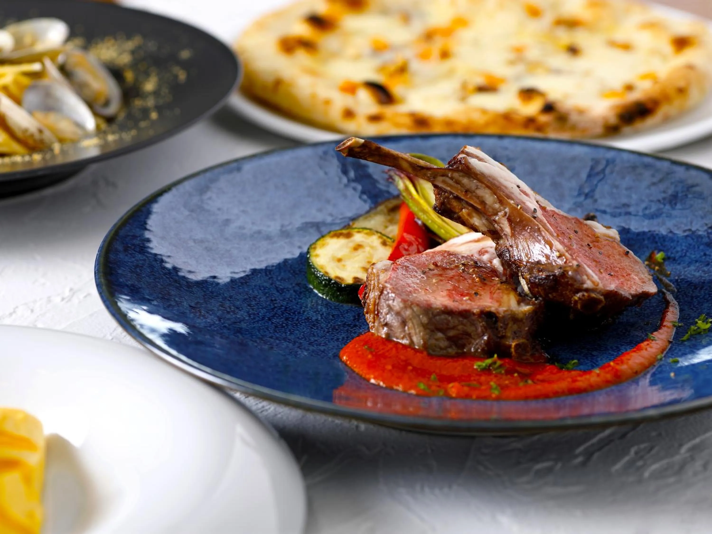 Restaurant/places to eat in Shigira Bayside Suite Allamanda