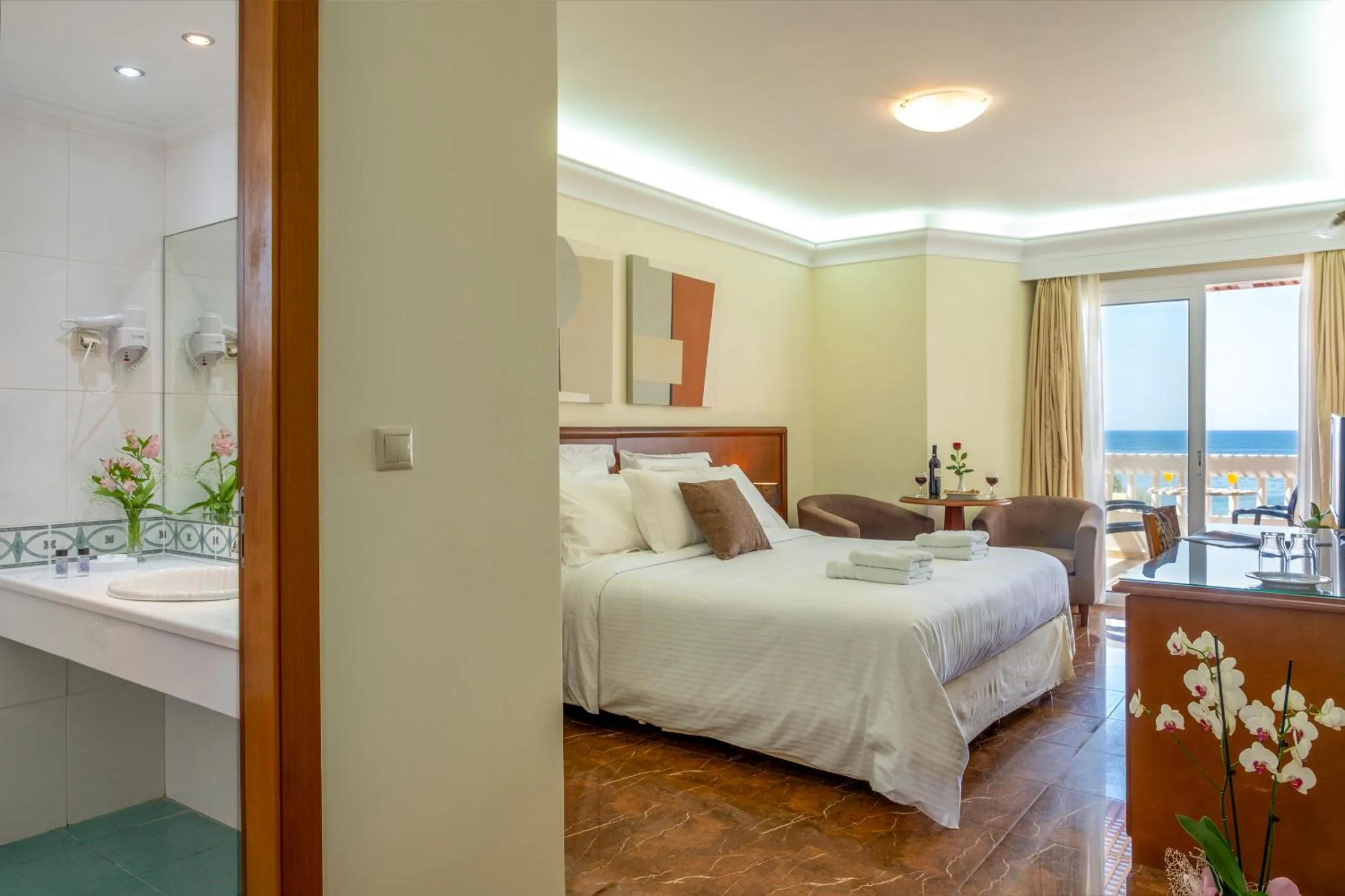 Photo of the whole room, Bed in Porto Alegre Hotel