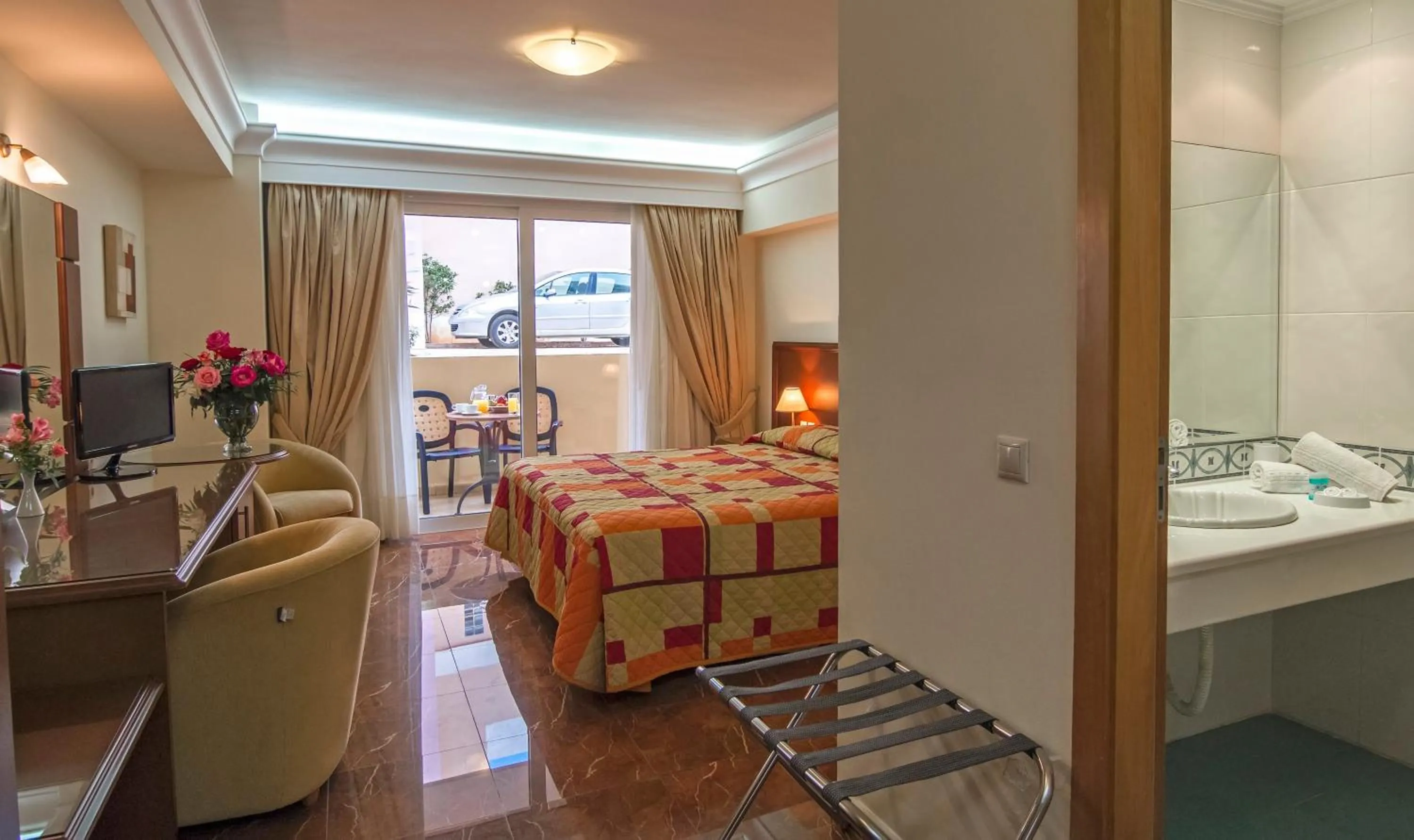 Photo of the whole room, Bed in Porto Alegre Hotel