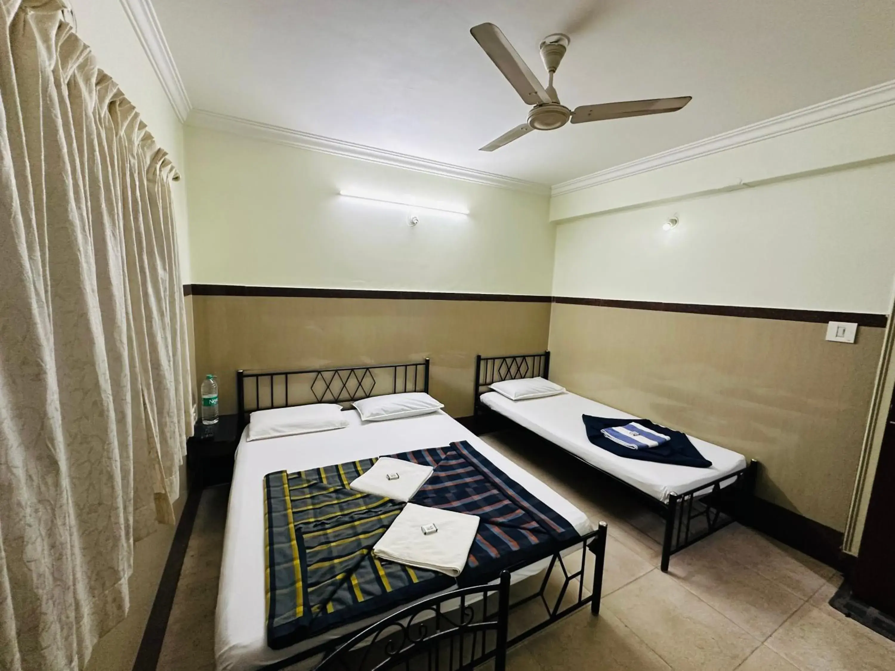 Triple Room with Bathroom in Mayur Paradise Triple Room with Bathroom in Mayur Paradise