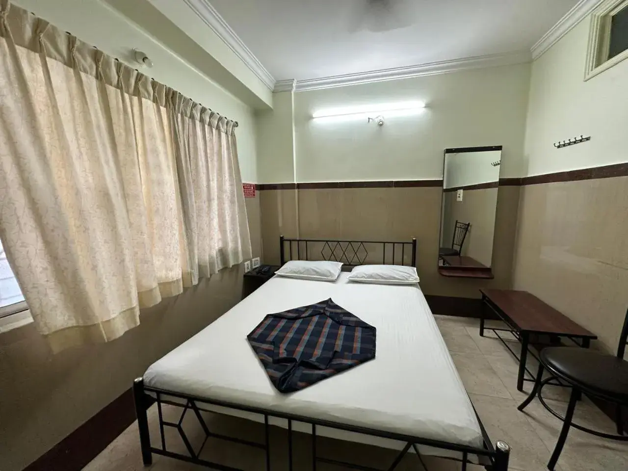 Deluxe Double Room with Bath in Mayur Paradise Deluxe Double Room with Bath in Mayur Paradise