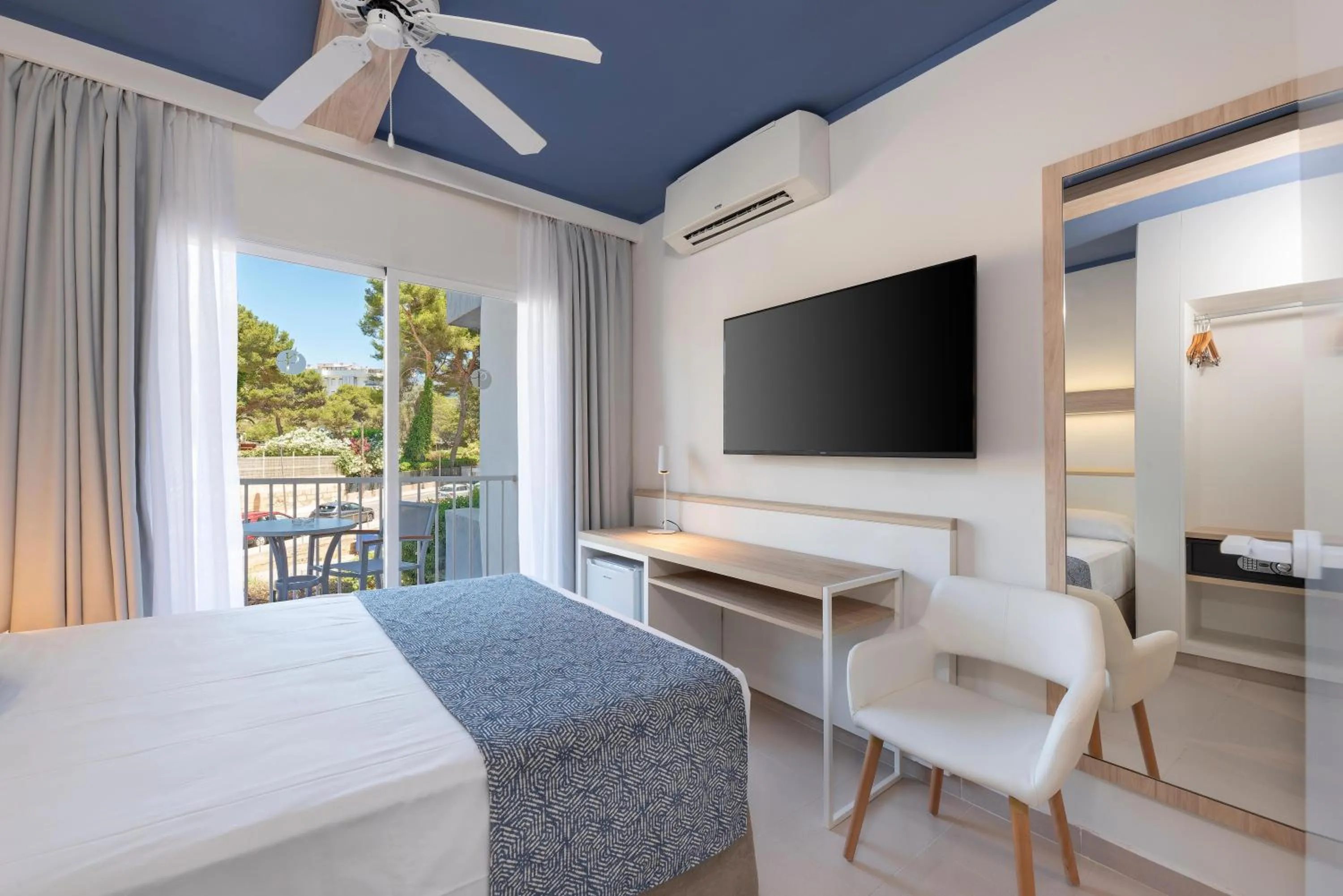 Photo of the whole room, Bed in Hotel Pabisa Sofia