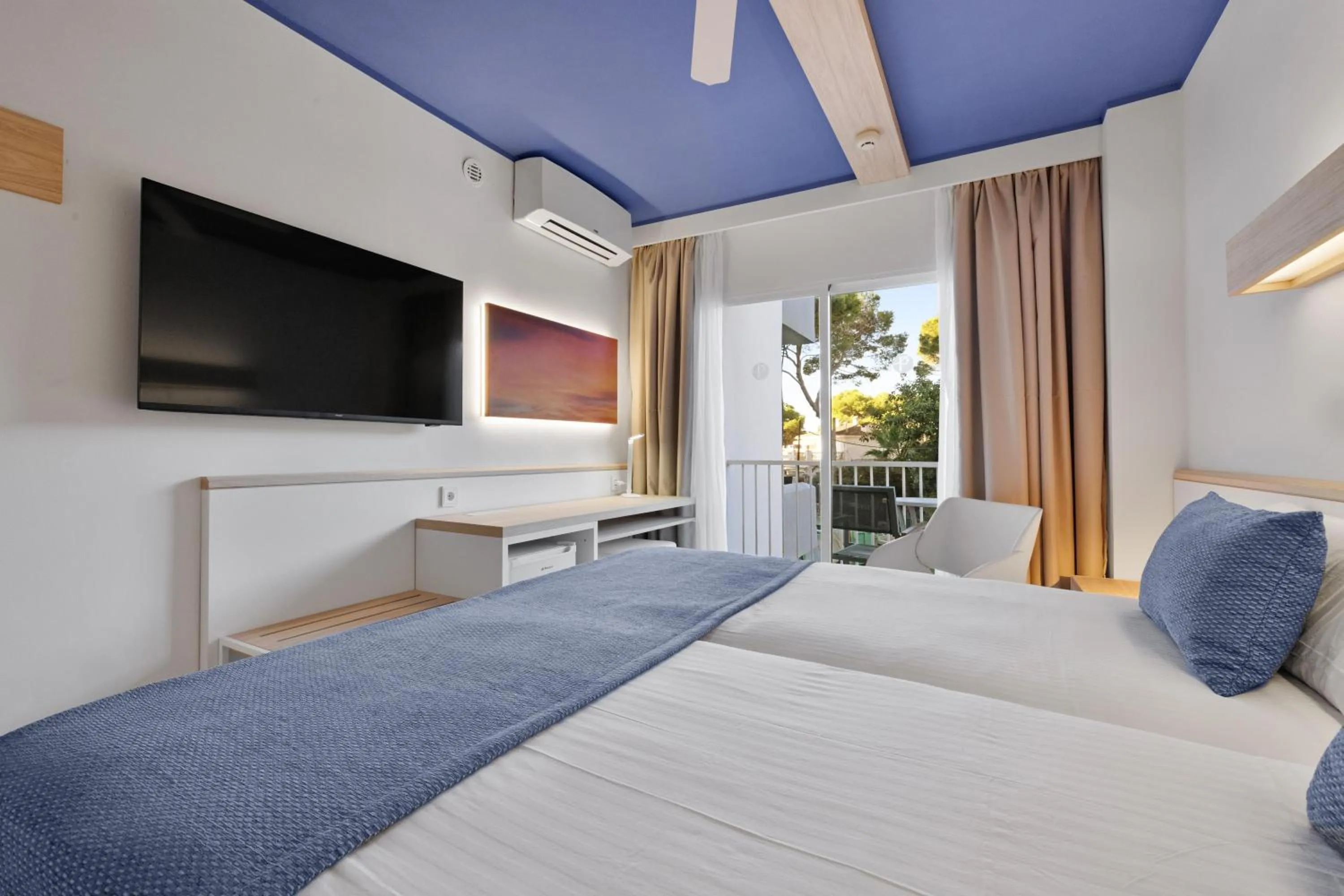 TV and multimedia, Bed in Hotel Pabisa Sofia