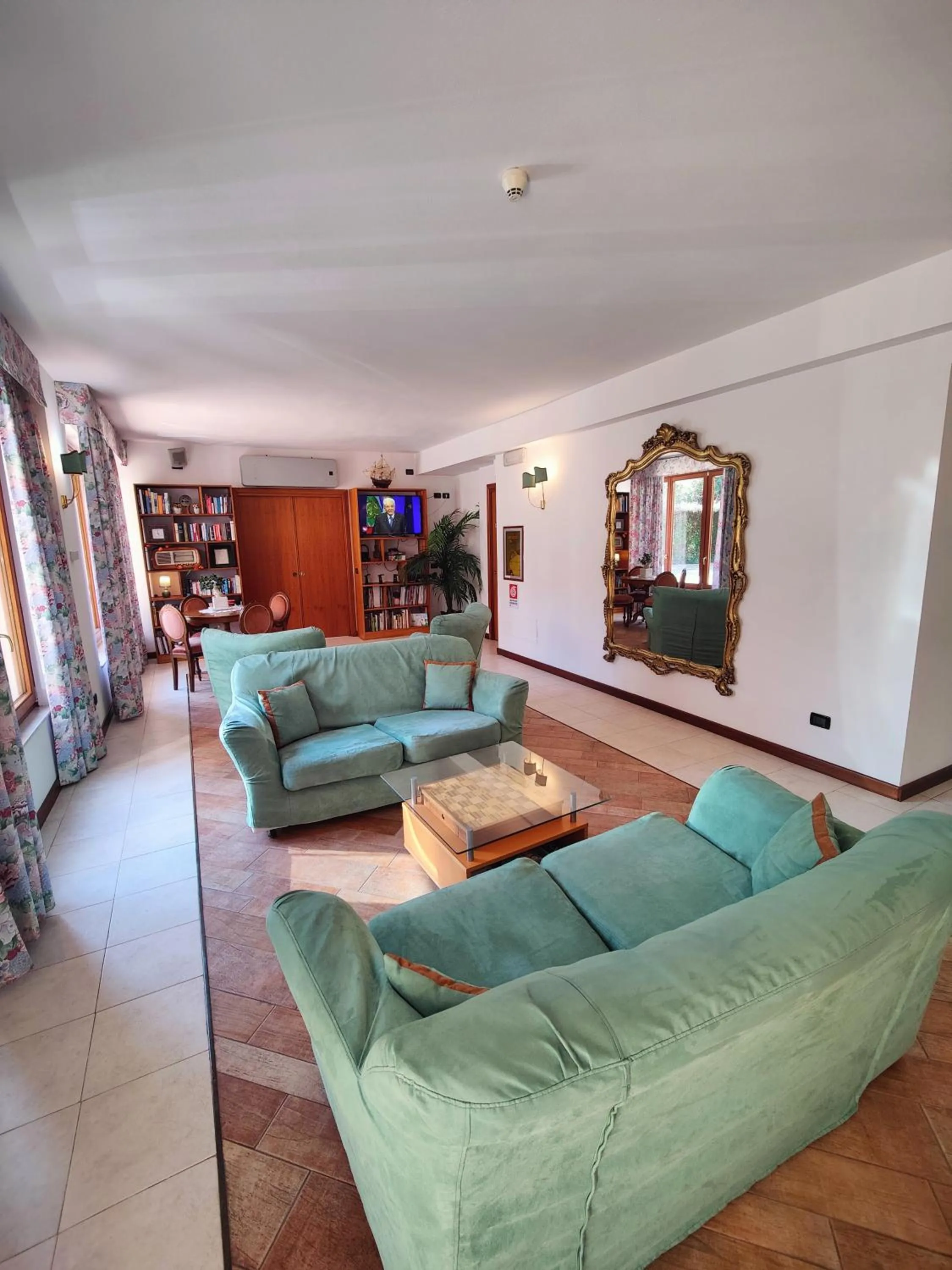 Communal lounge/ TV room in Hotel Meridiana