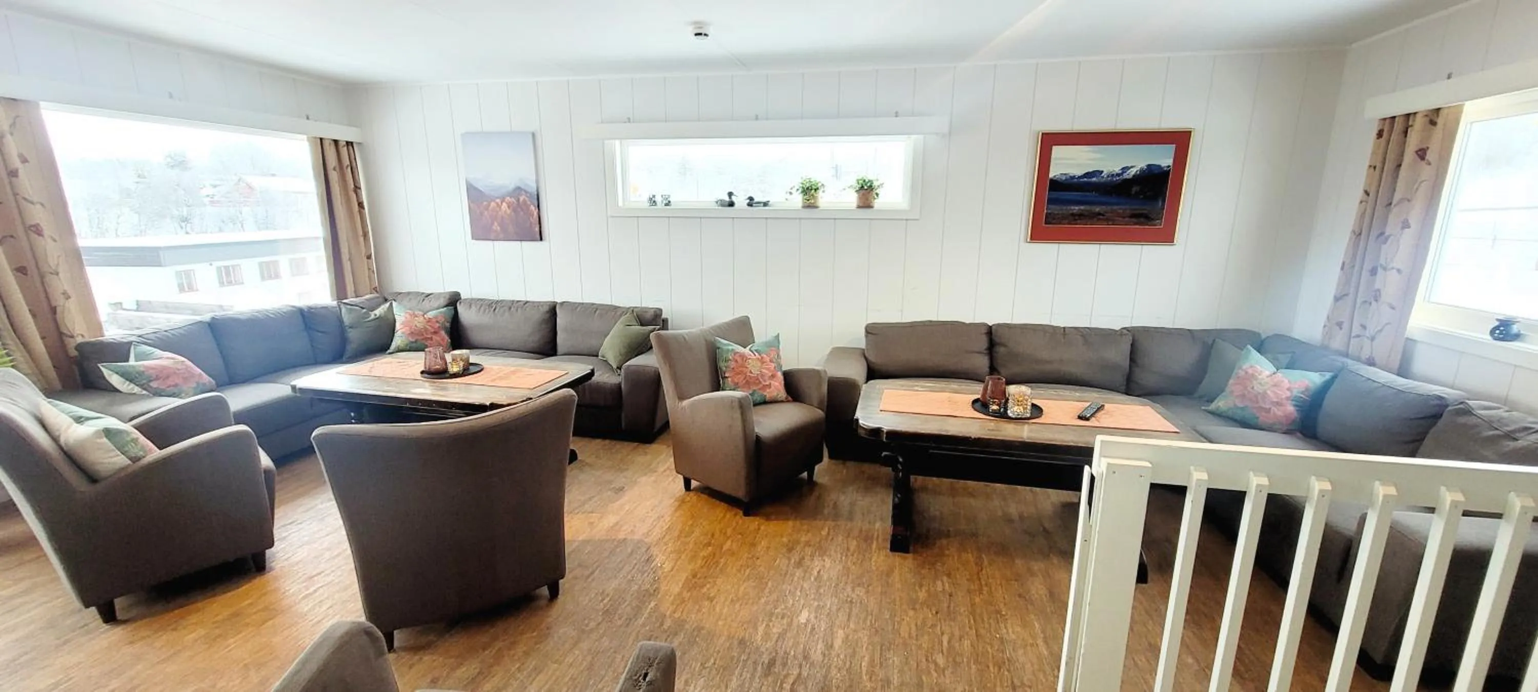Communal lounge/ TV room in Øen Turistsenter Cottages