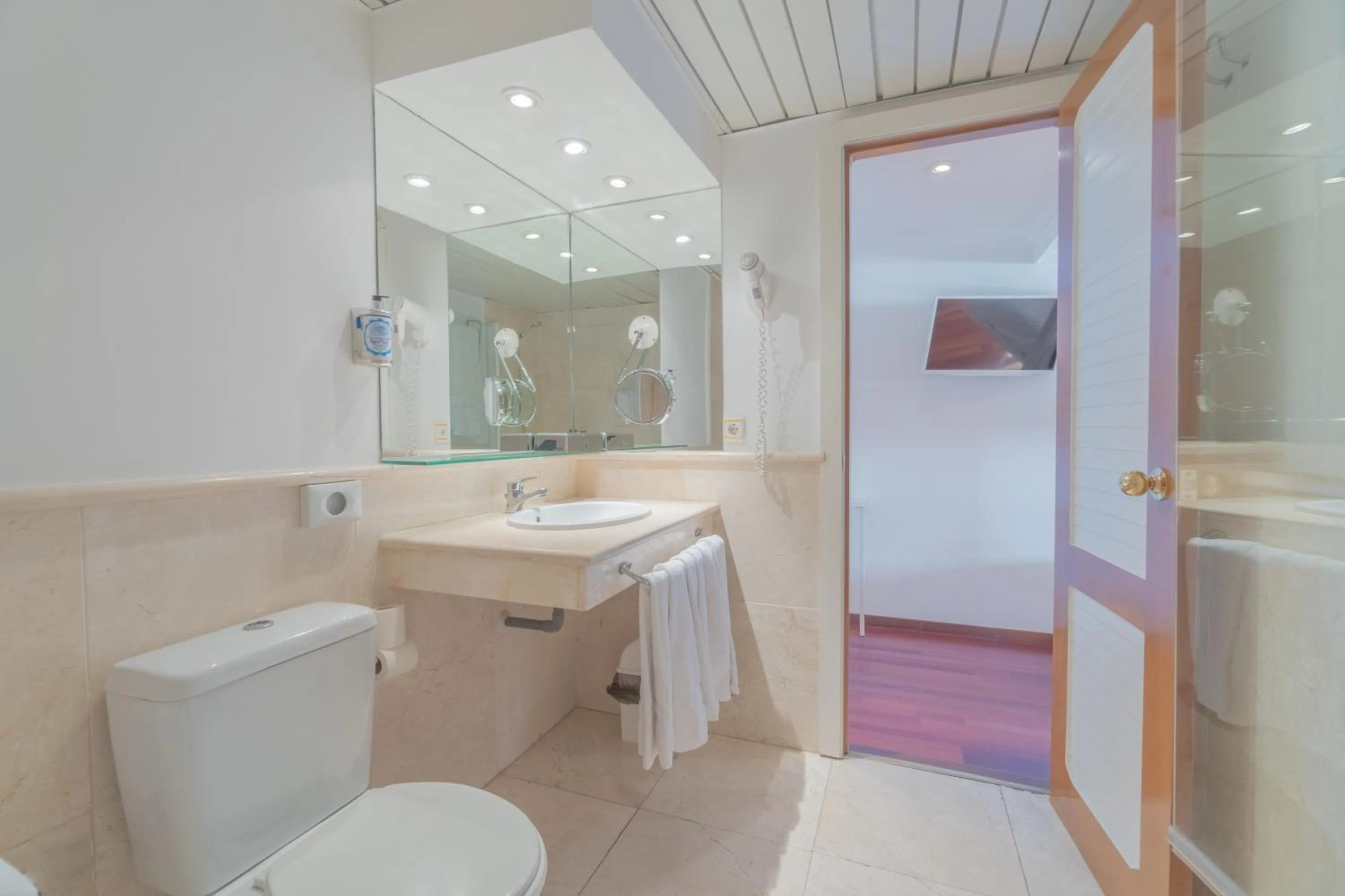 Shower in Hotel Náyade