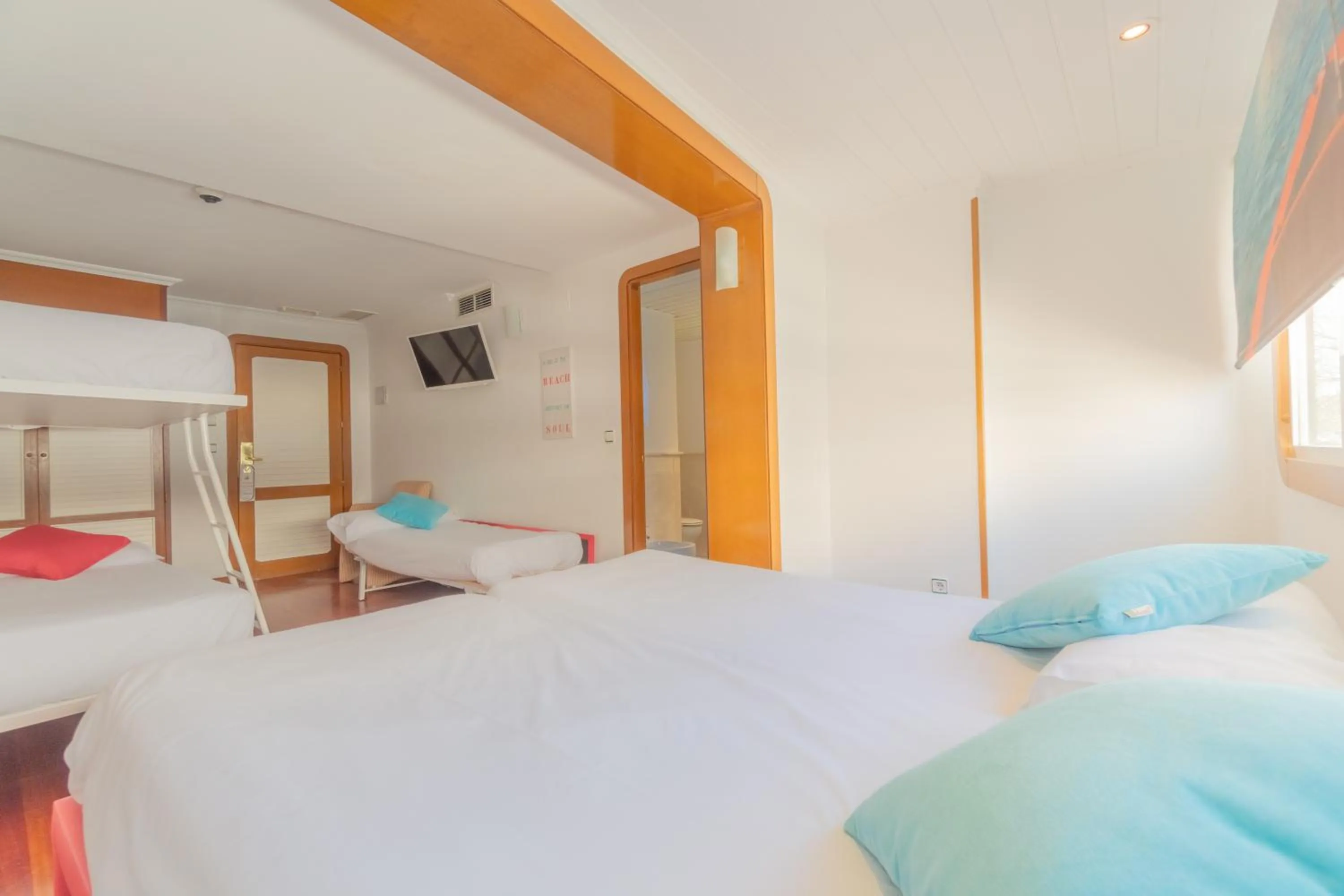 Communal lounge/ TV room, Bed in Hotel Náyade