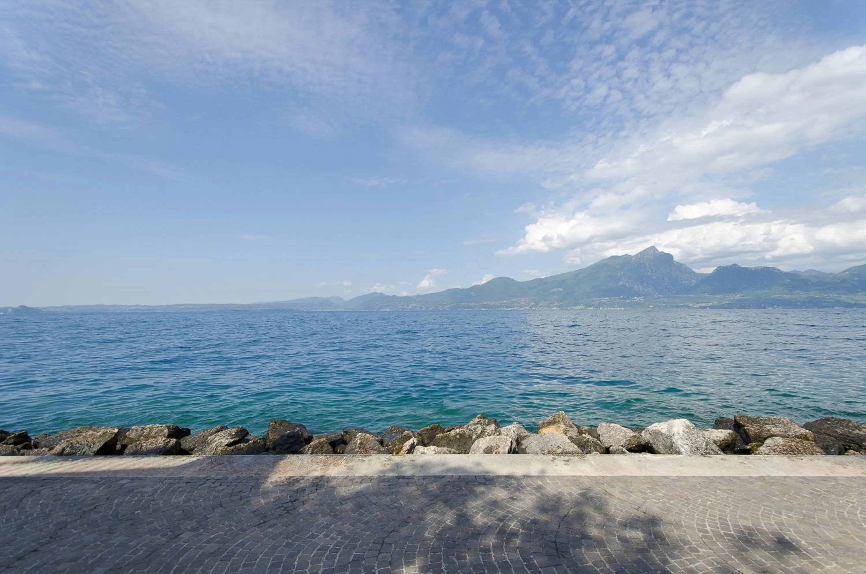 Property building in Appartamento a 5 metri dal lago