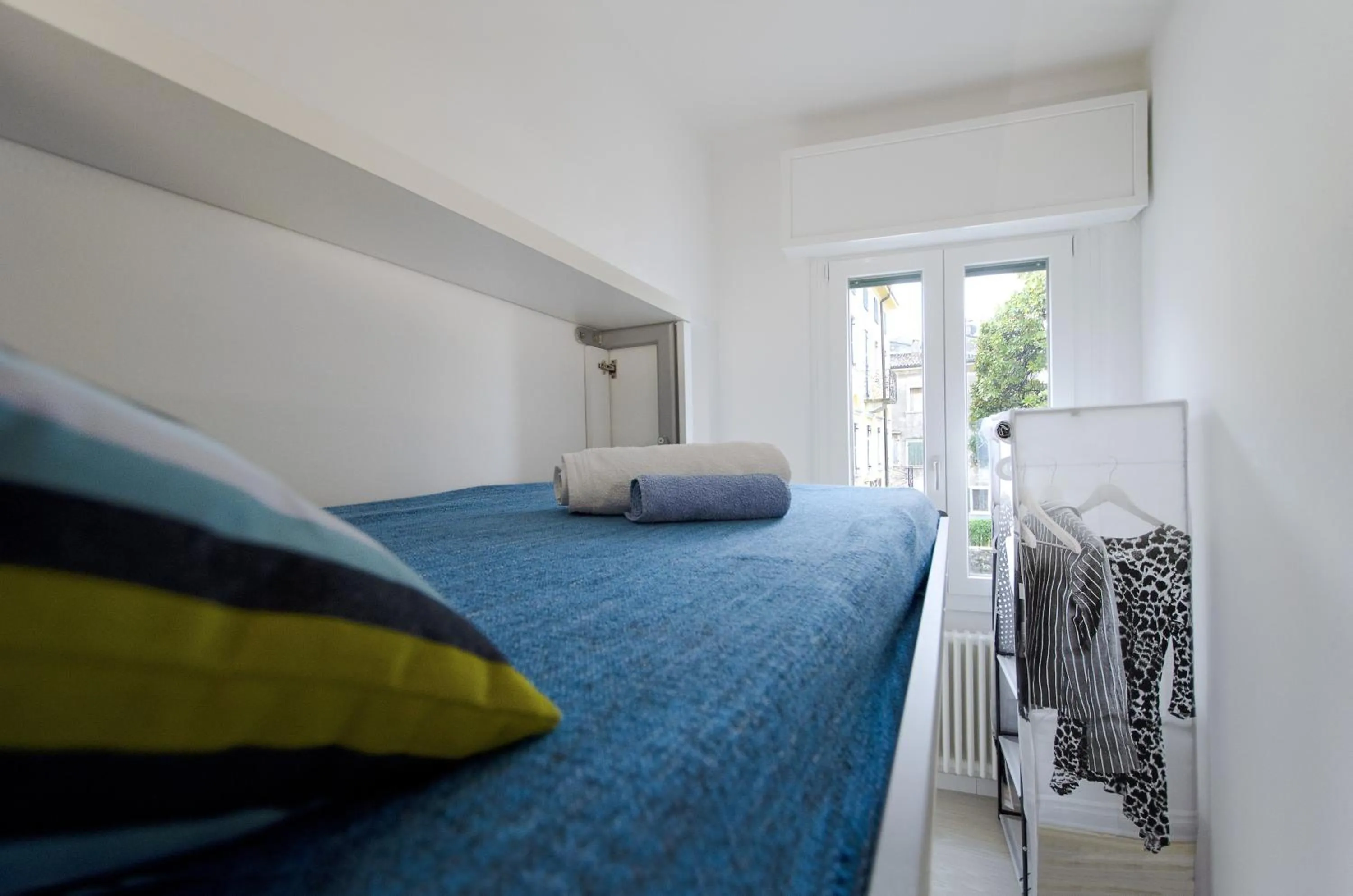 Living room, Bed in Appartamento a 5 metri dal lago