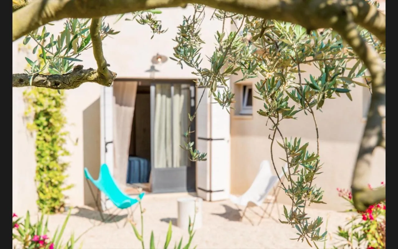 Property building in Mas De La Baume