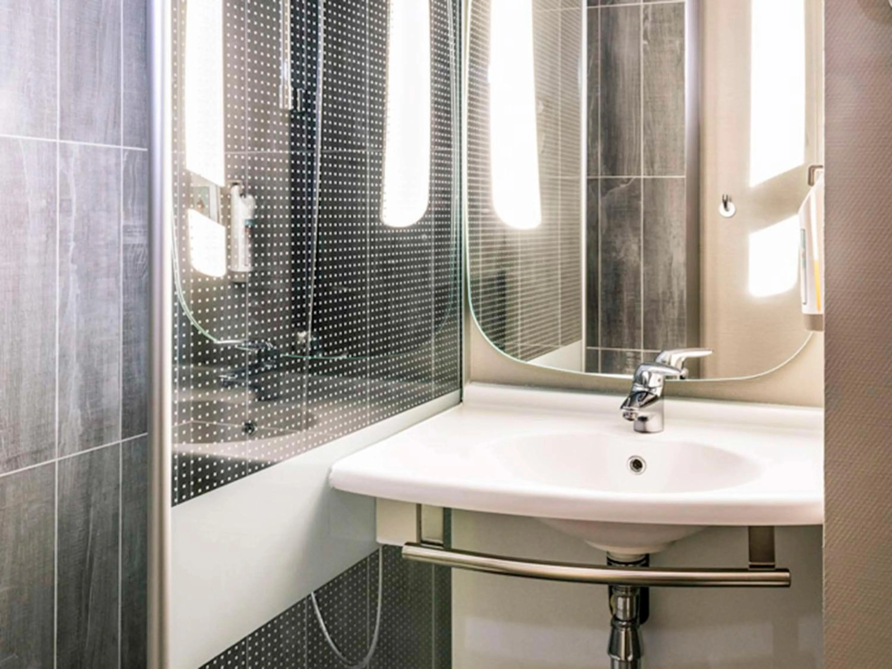 Bathroom in Hotel Mermoz Paris Le Bourget