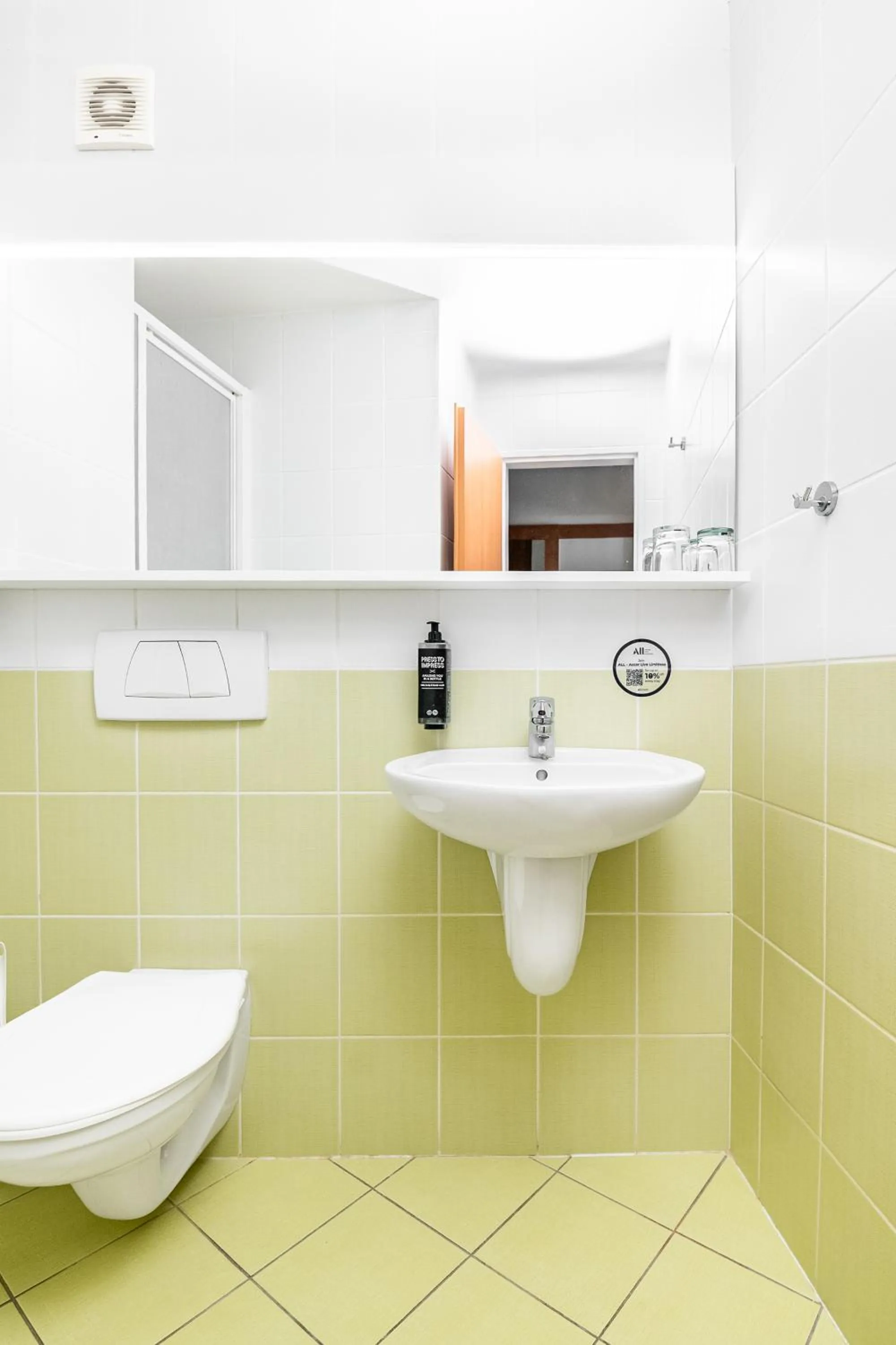 Toilet in ibis Styles Relax Roznov pod Radhostem