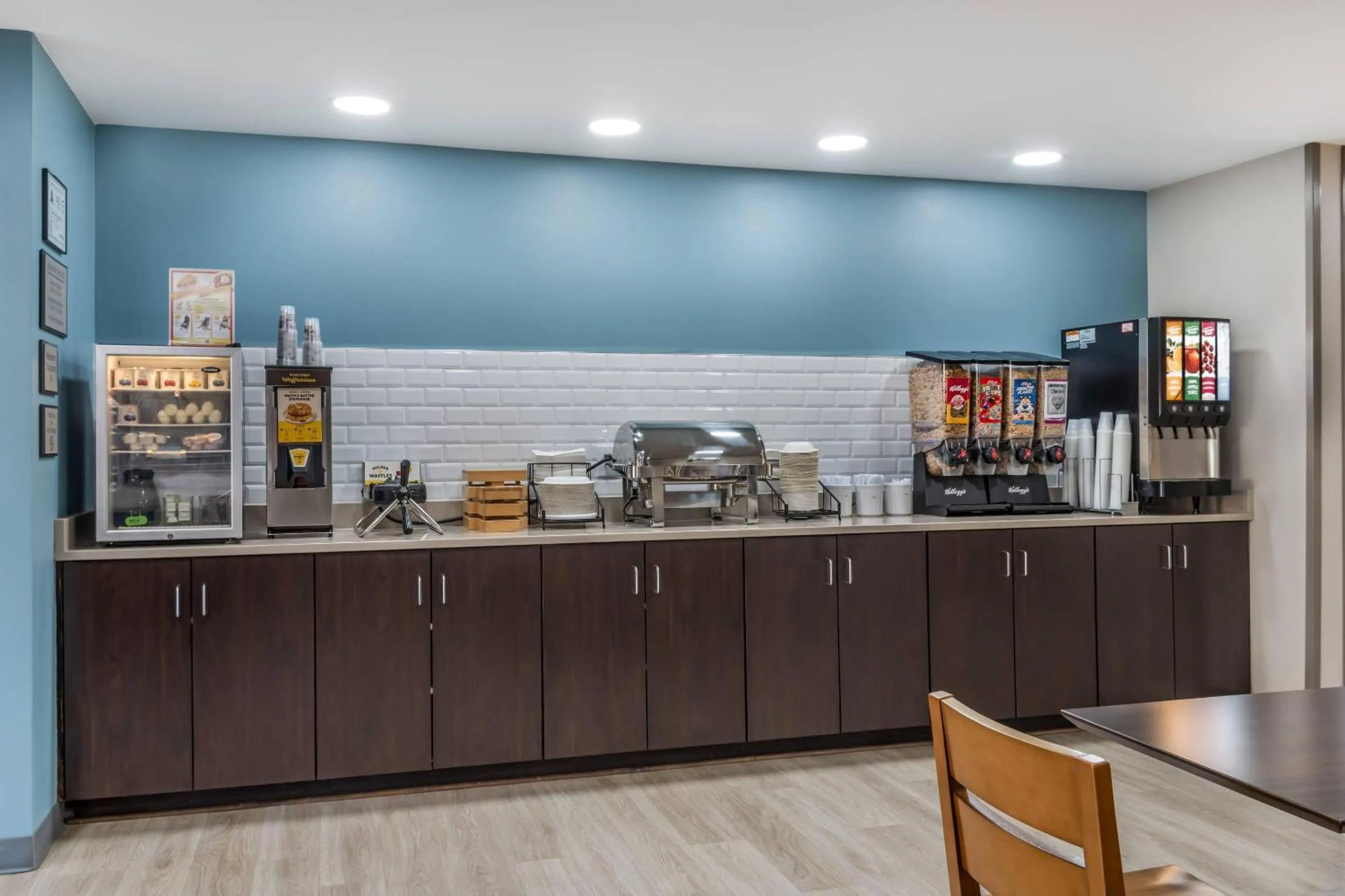 Breakfast in Country Inn & Suites by Radisson, Shelby, NC