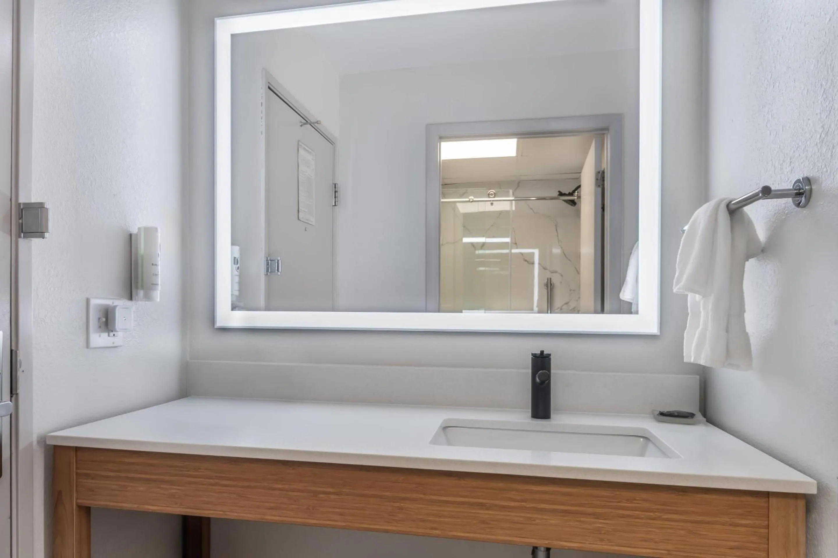 Bedroom in Country Inn & Suites by Radisson, Shelby, NC