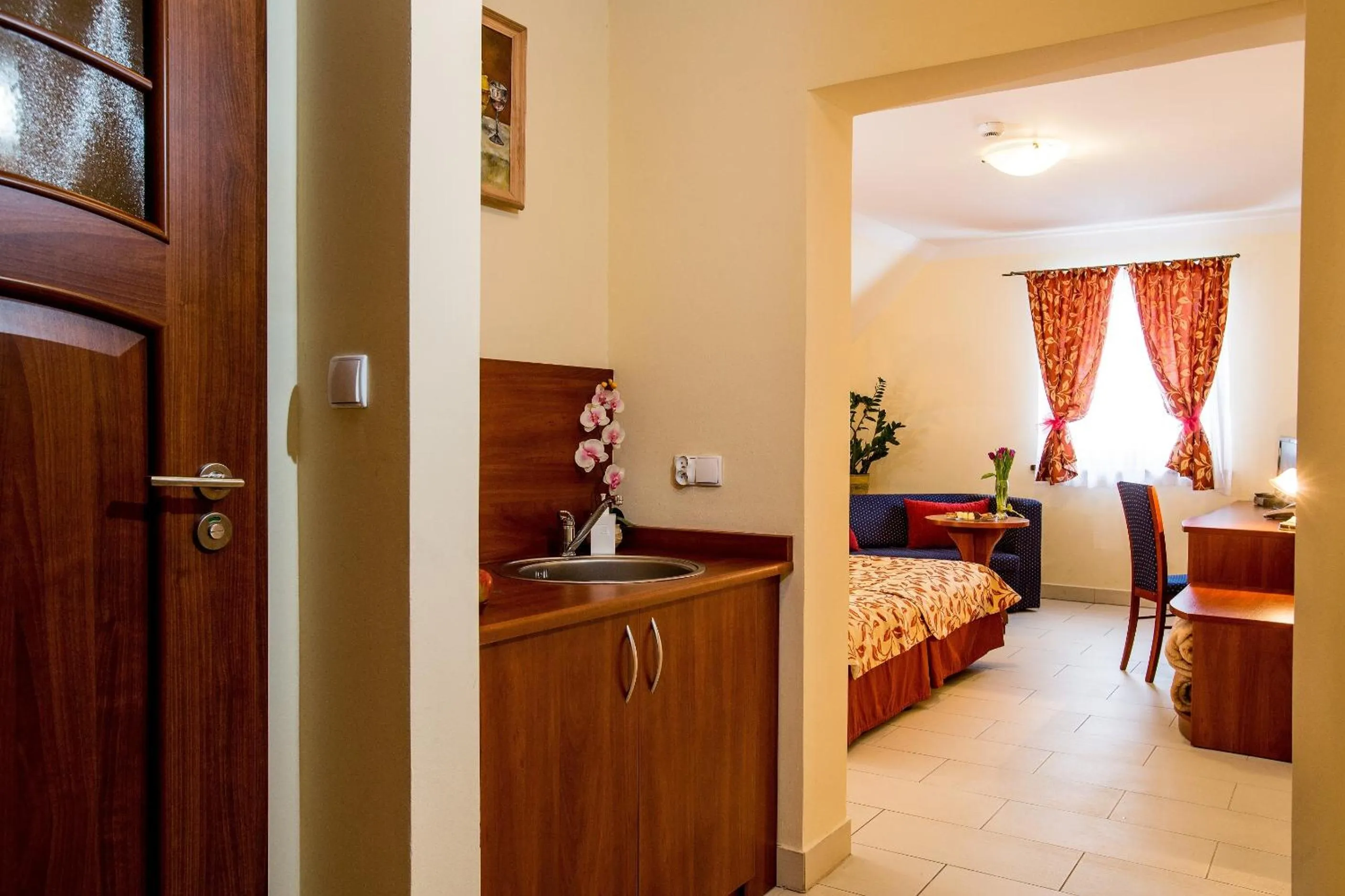 Kitchen or kitchenette, Bed in Hotel Concordia