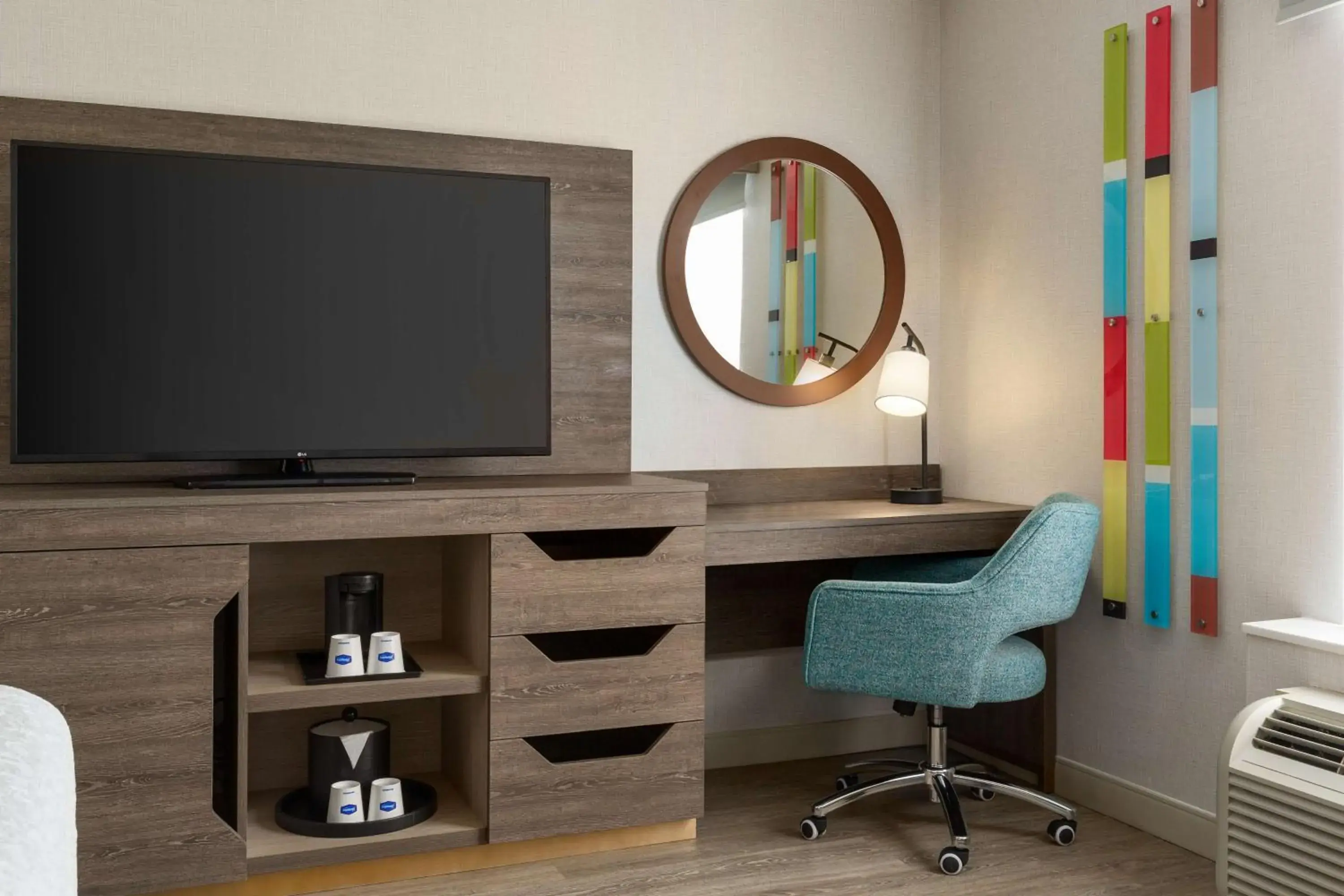 King Room with King Bed - Non-Smoking in Hampton Inn by Hilton Napanee King Room with King Bed - Non-Smoking in Hampton Inn by Hilton Napanee