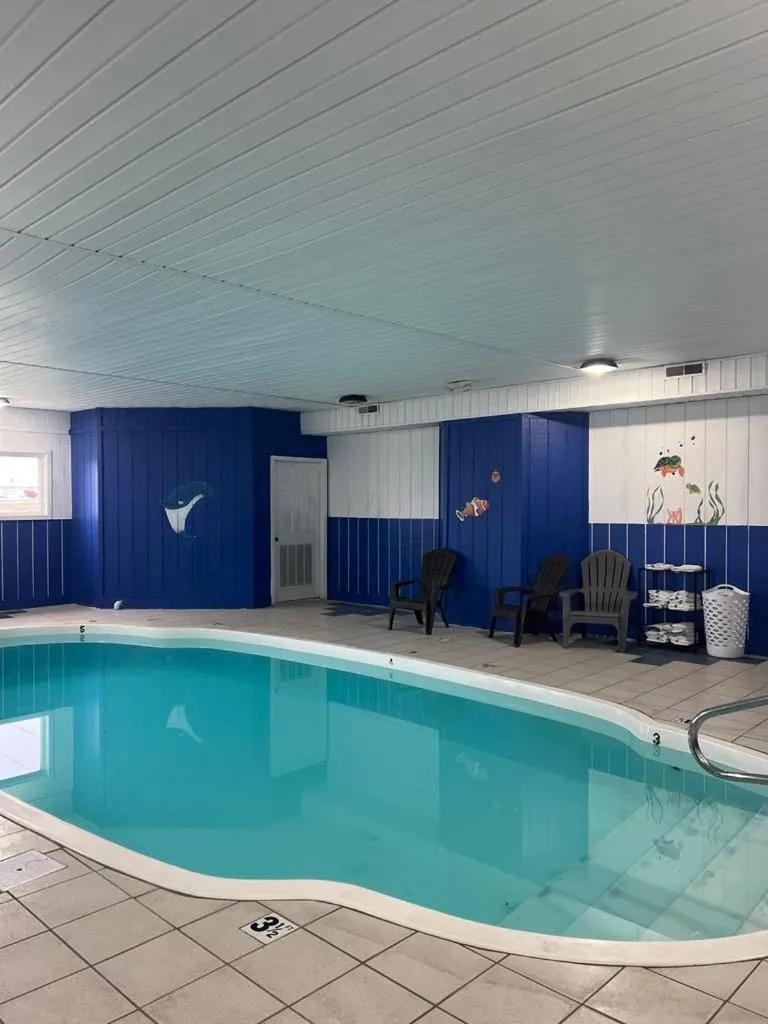 Swimming pool in Ramada by Wyndham Effingham