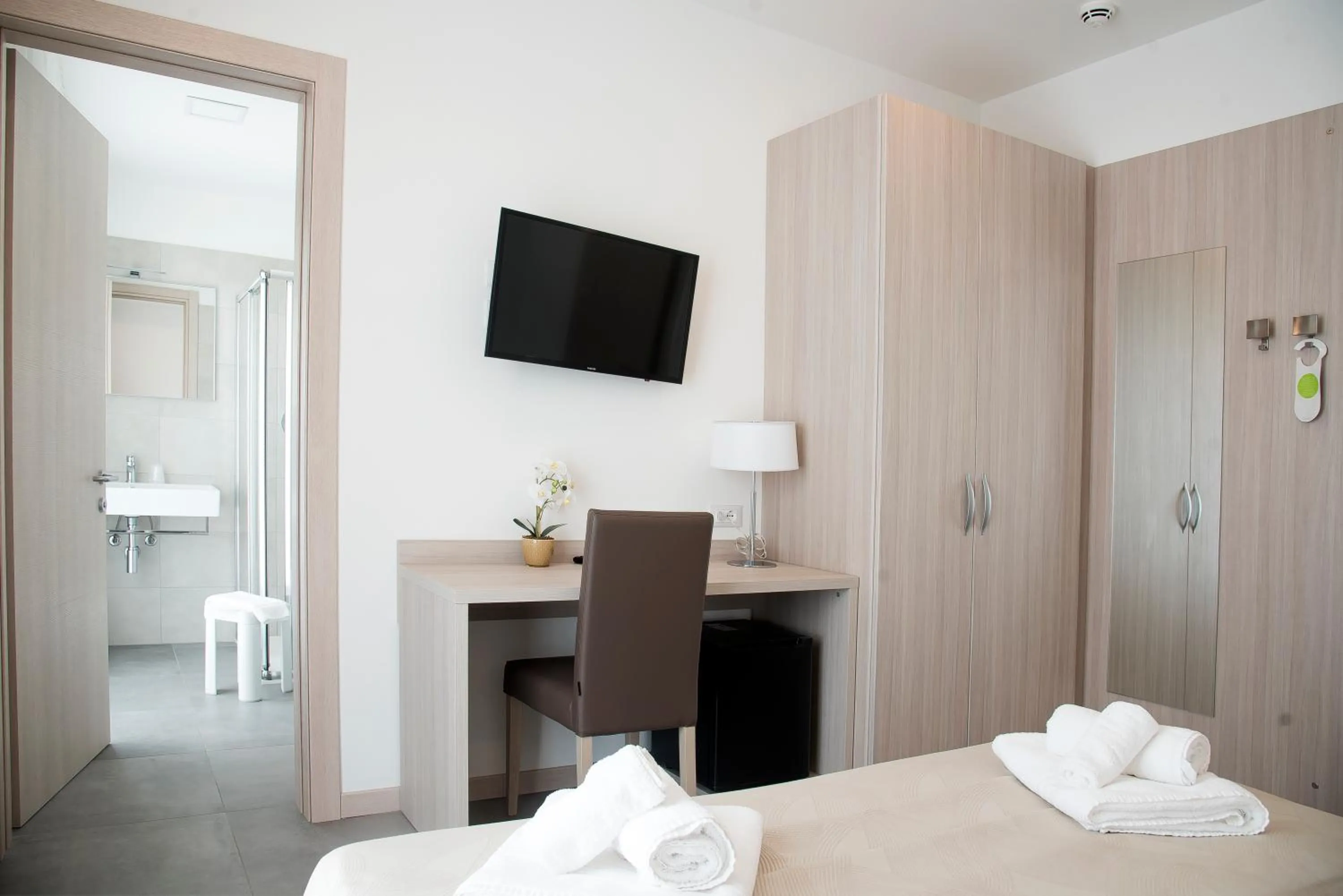 Bathroom, Bed in Hotel Solemare - Frontemare - 3 Stelle Superior