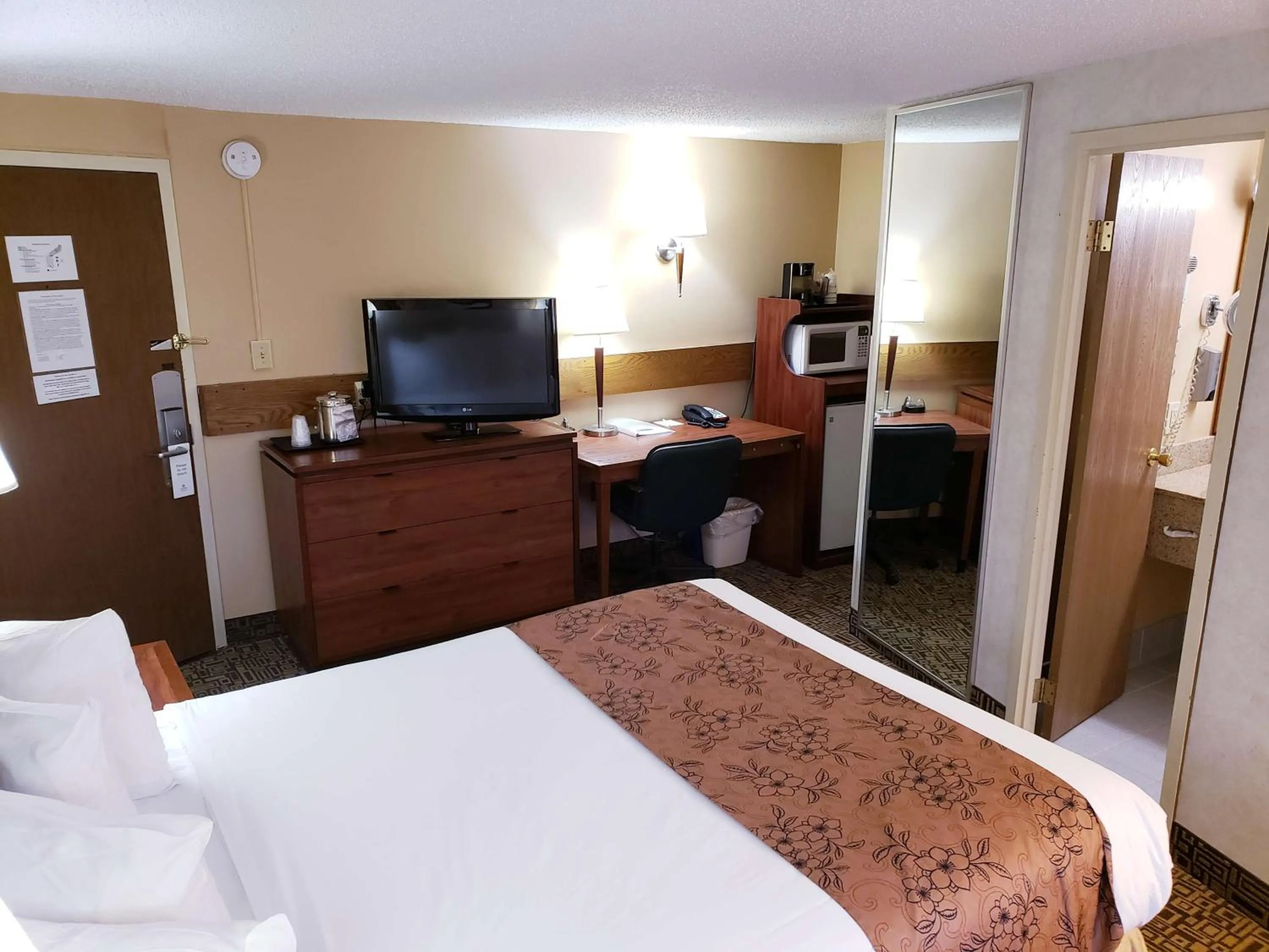 Photo of the whole room, Bed in SureStay Plus Hotel by Best Western Black River Falls