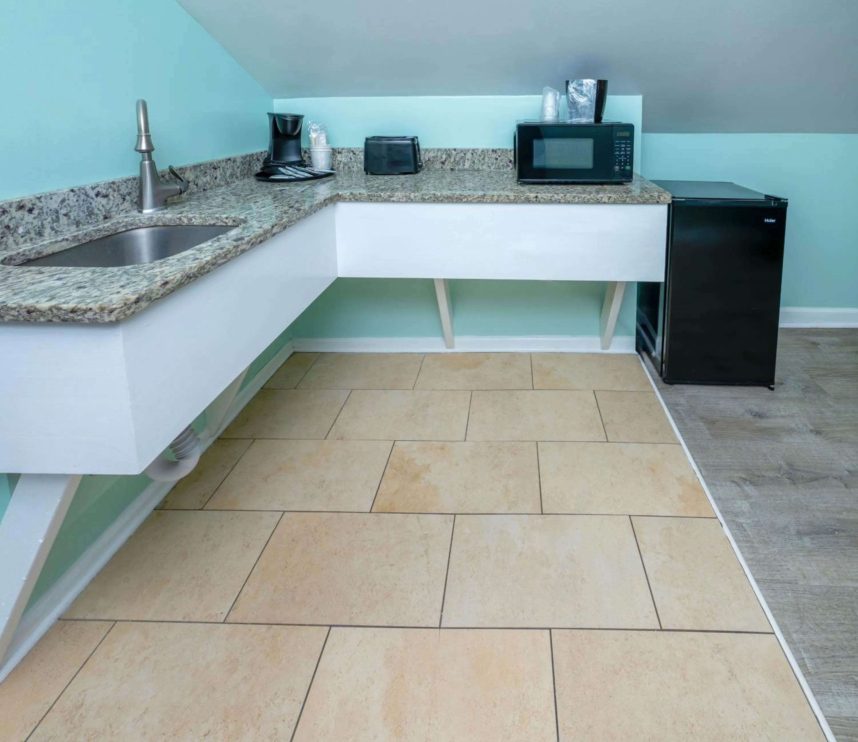 Kitchen or kitchenette in Commander Beach House Hotel