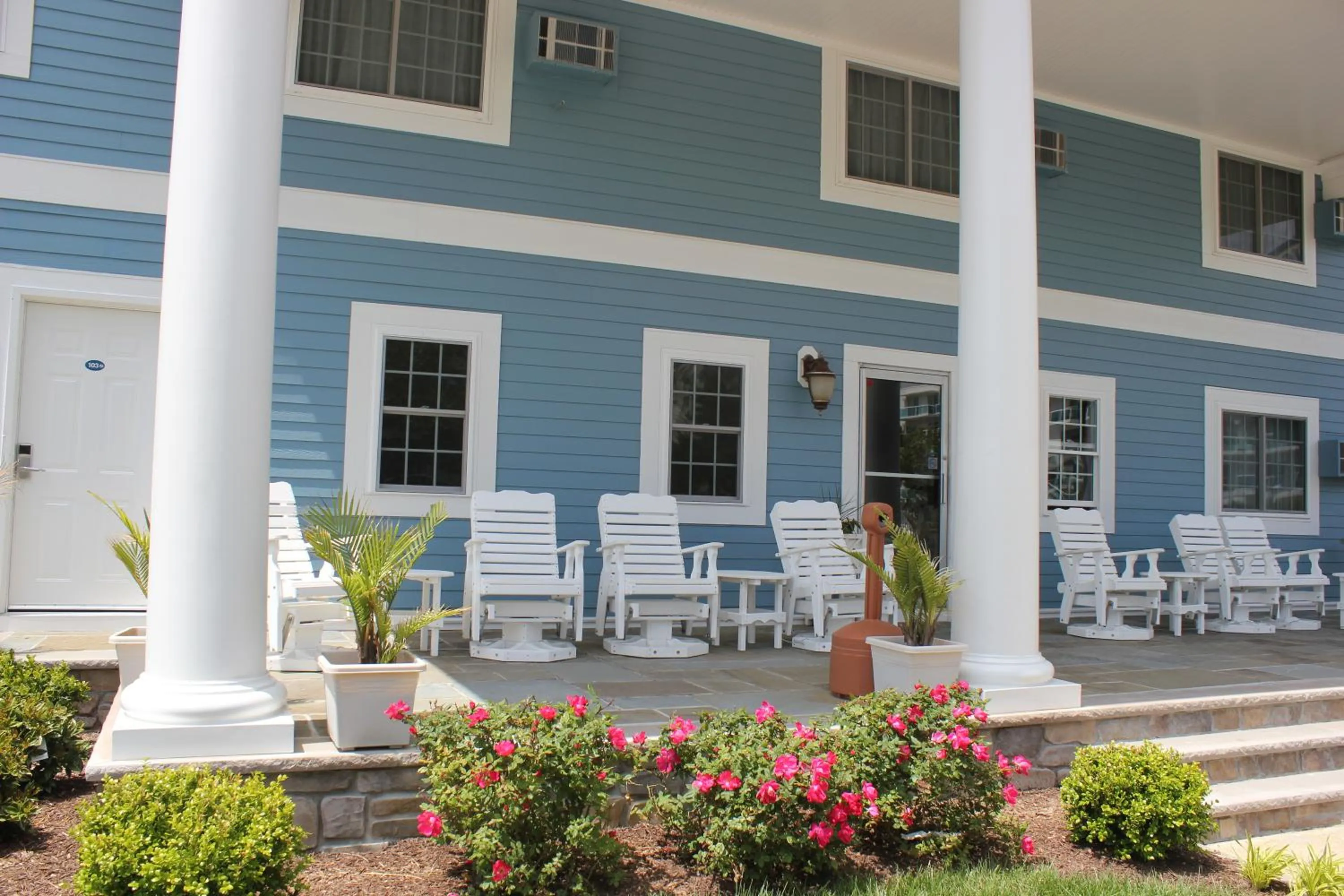 Facade/entrance in Commander Beach House Hotel