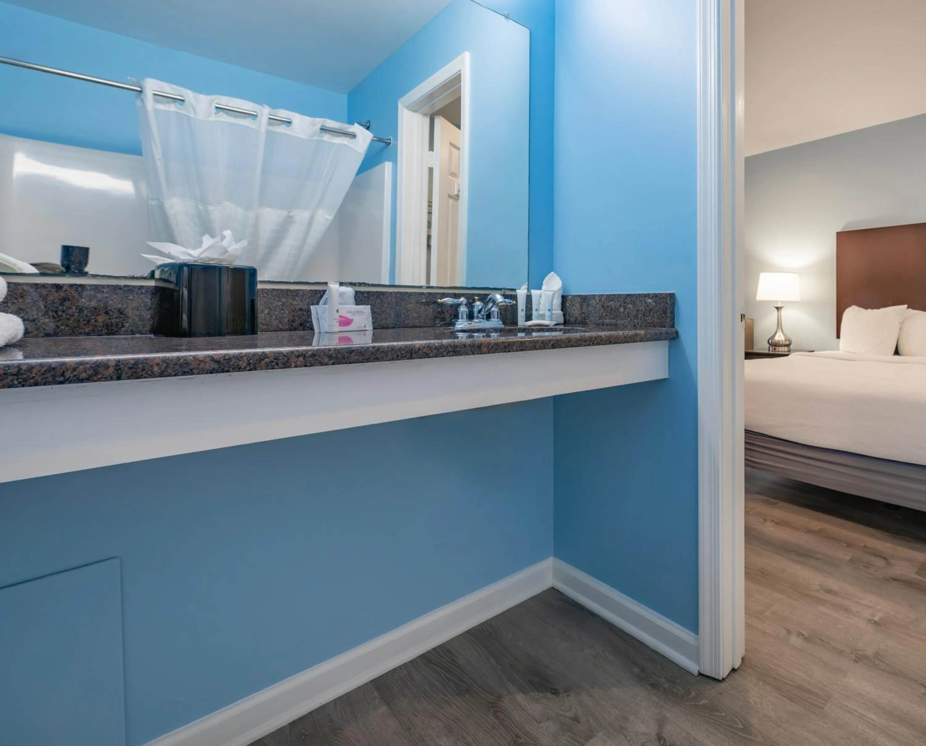 Bathroom, Bed in Commander Beach House Hotel