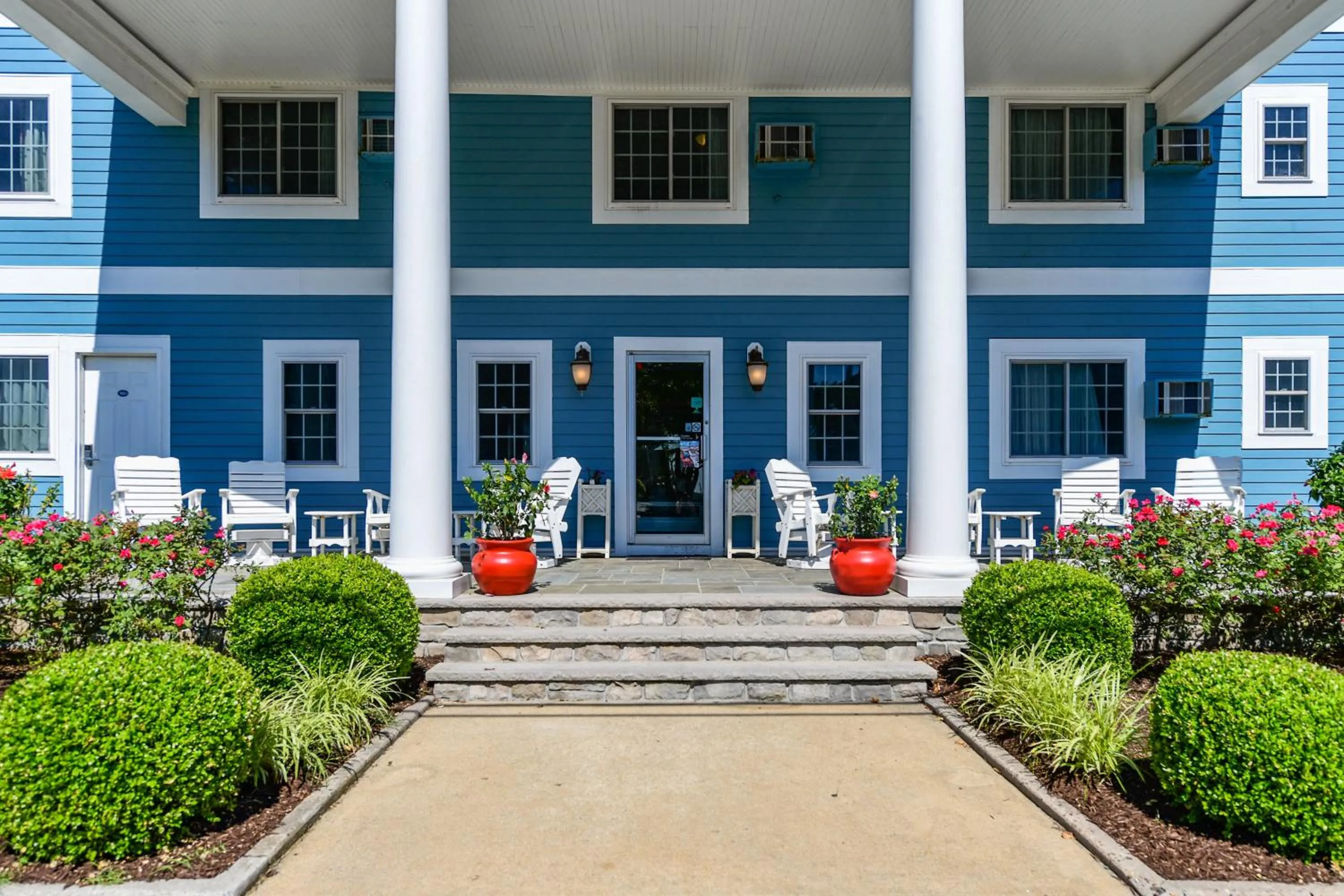 Facade/entrance in Commander Beach House Hotel