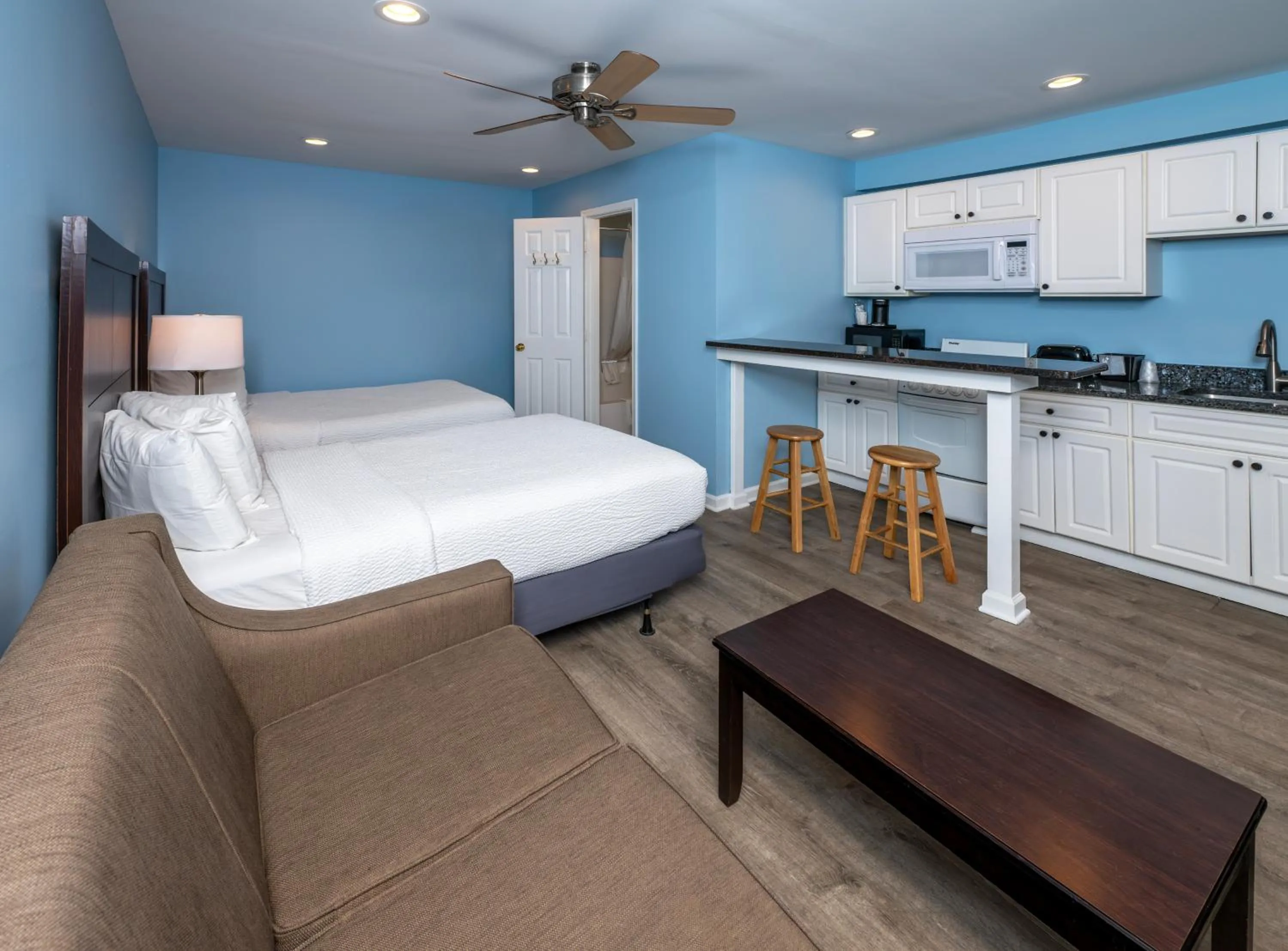 Bedroom, Bed in Commander Beach House Hotel