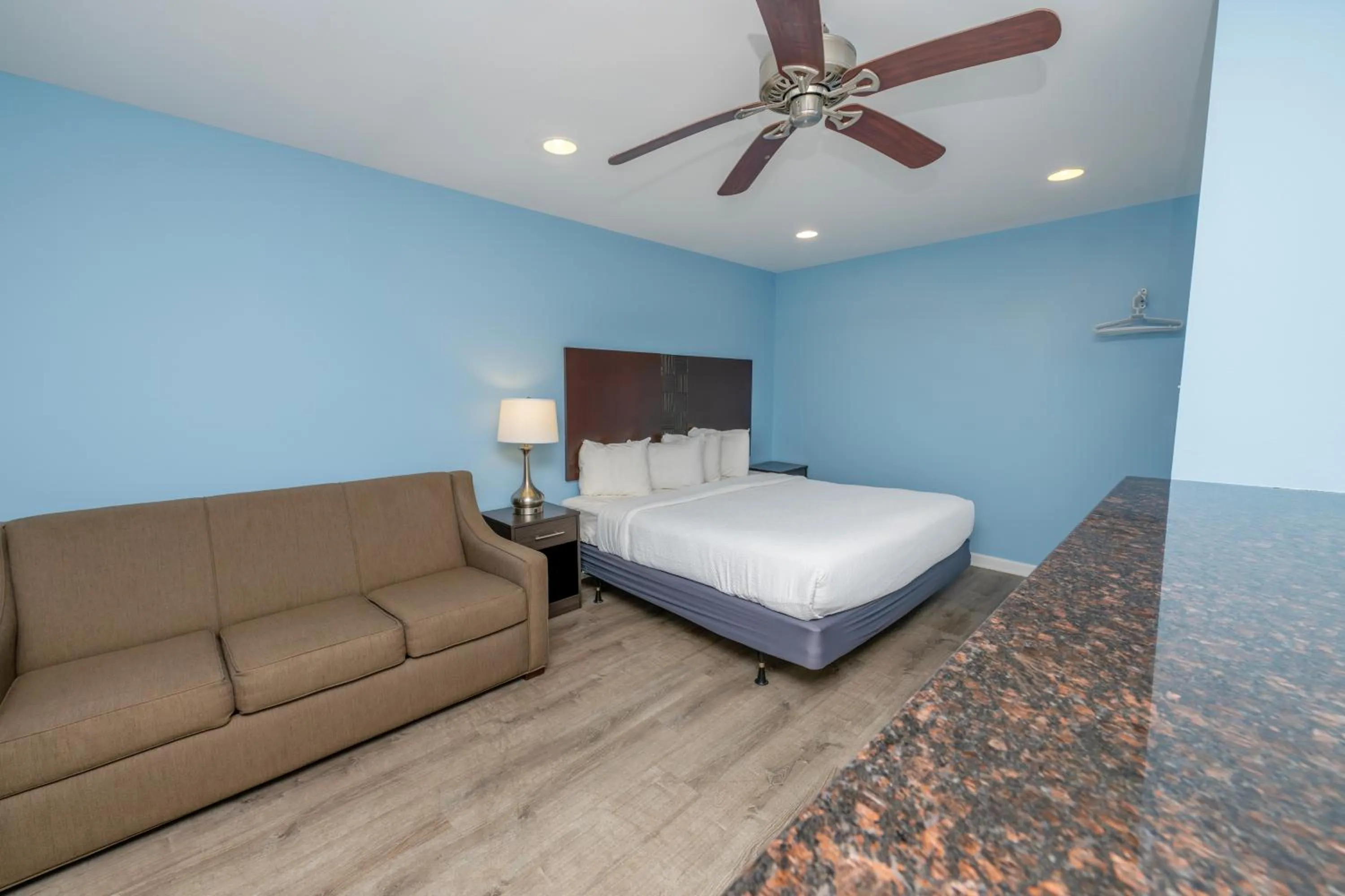 Bedroom, Bed in Commander Beach House Hotel