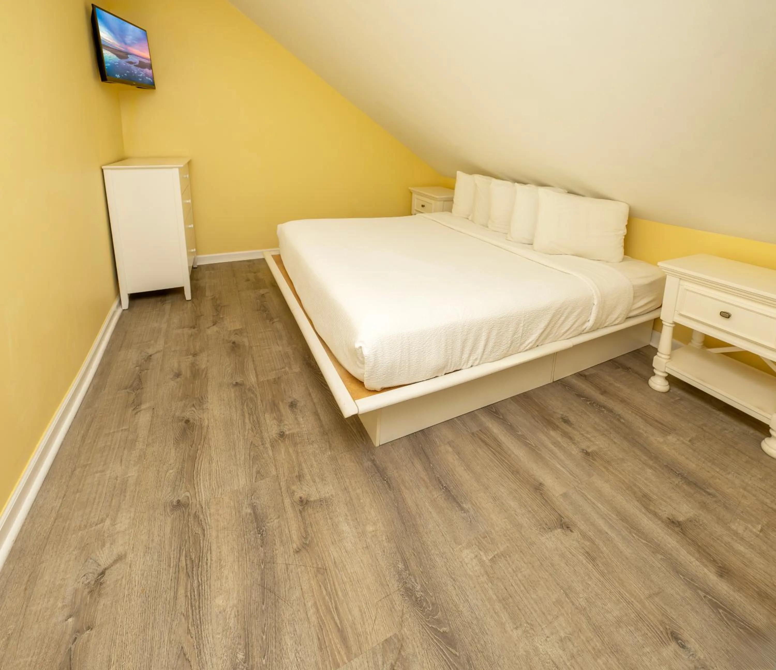 Bedroom, Bed in Commander Beach House Hotel