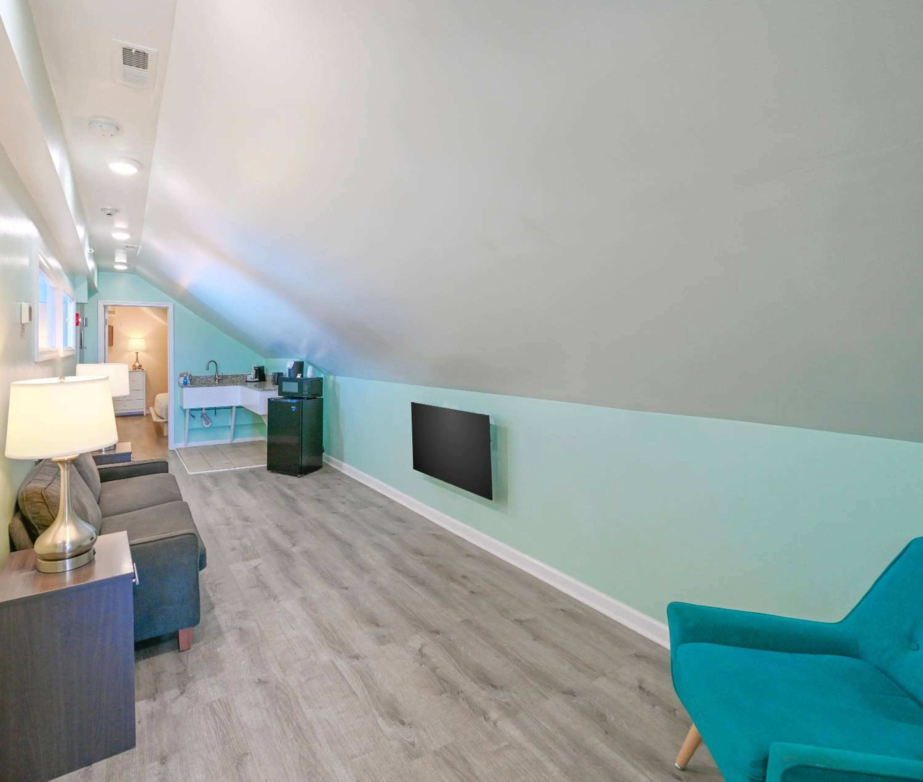 Communal lounge/ TV room in Commander Beach House Hotel