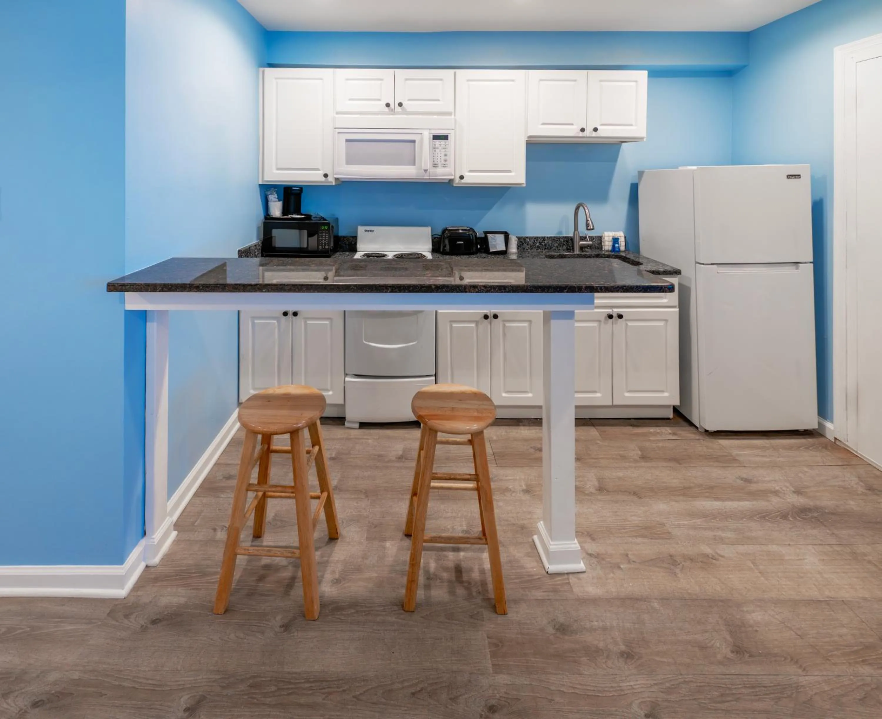 Kitchen or kitchenette in Commander Beach House Hotel