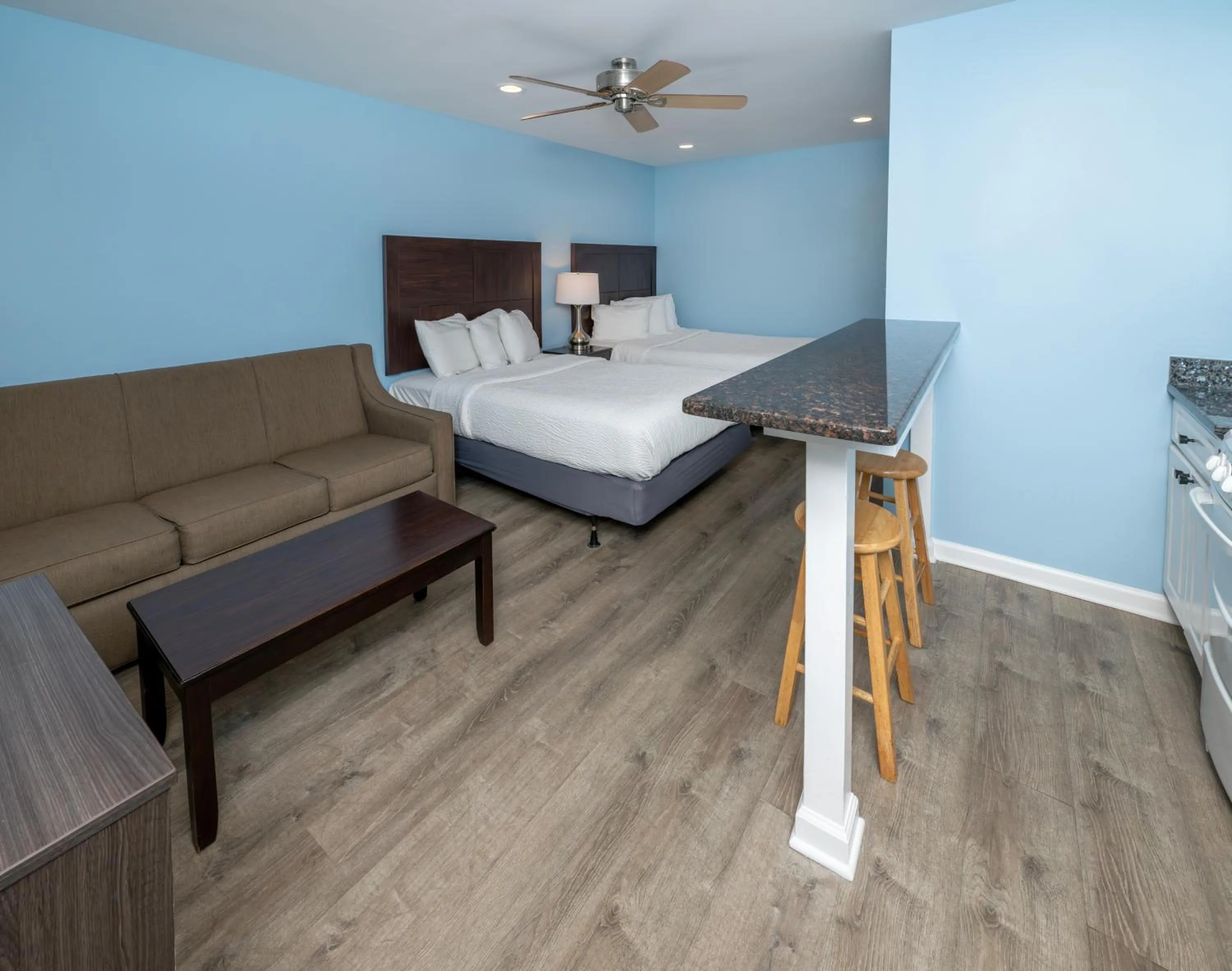 Bedroom, Bed in Commander Beach House Hotel