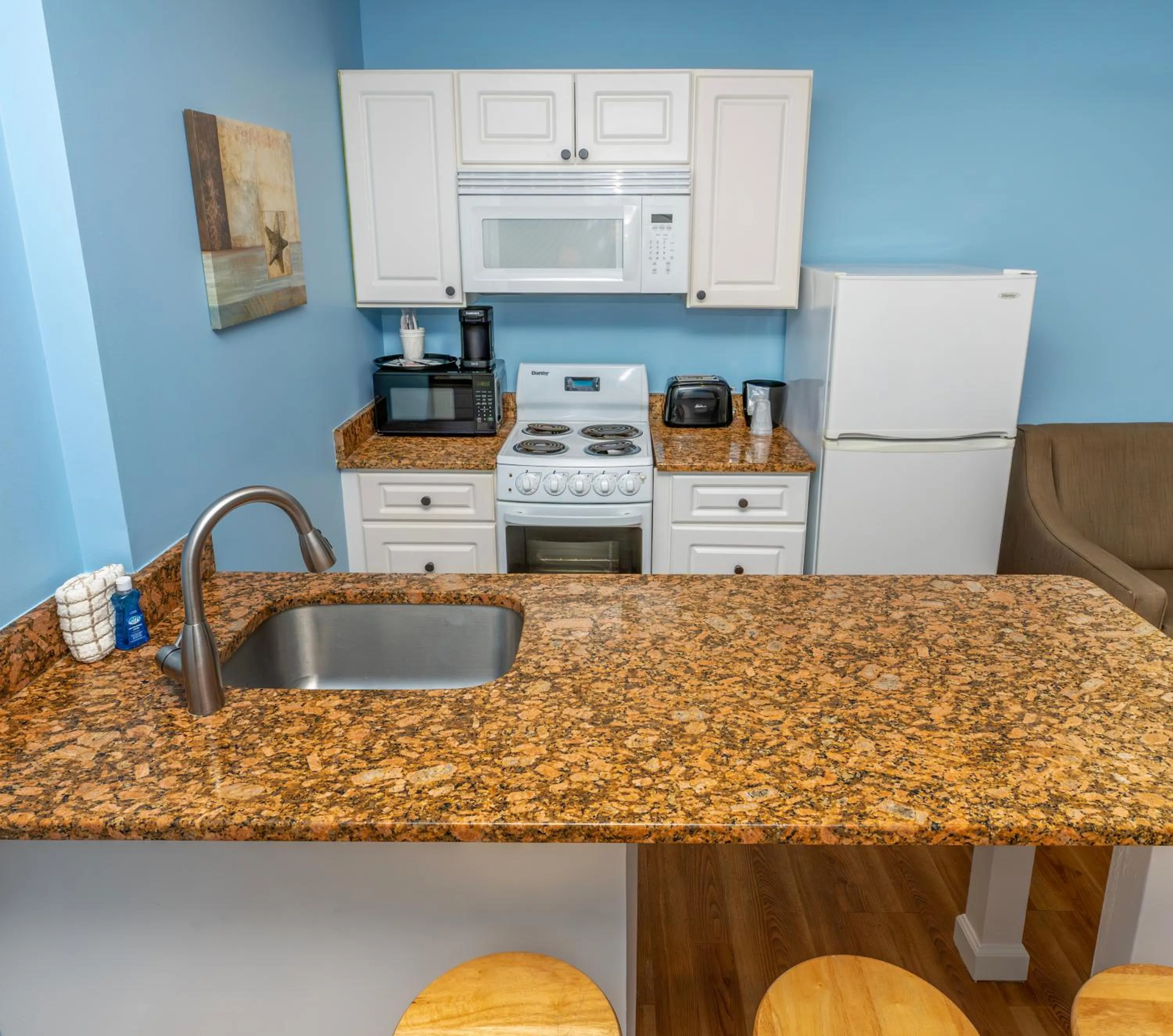Kitchen or kitchenette in Commander Beach House Hotel