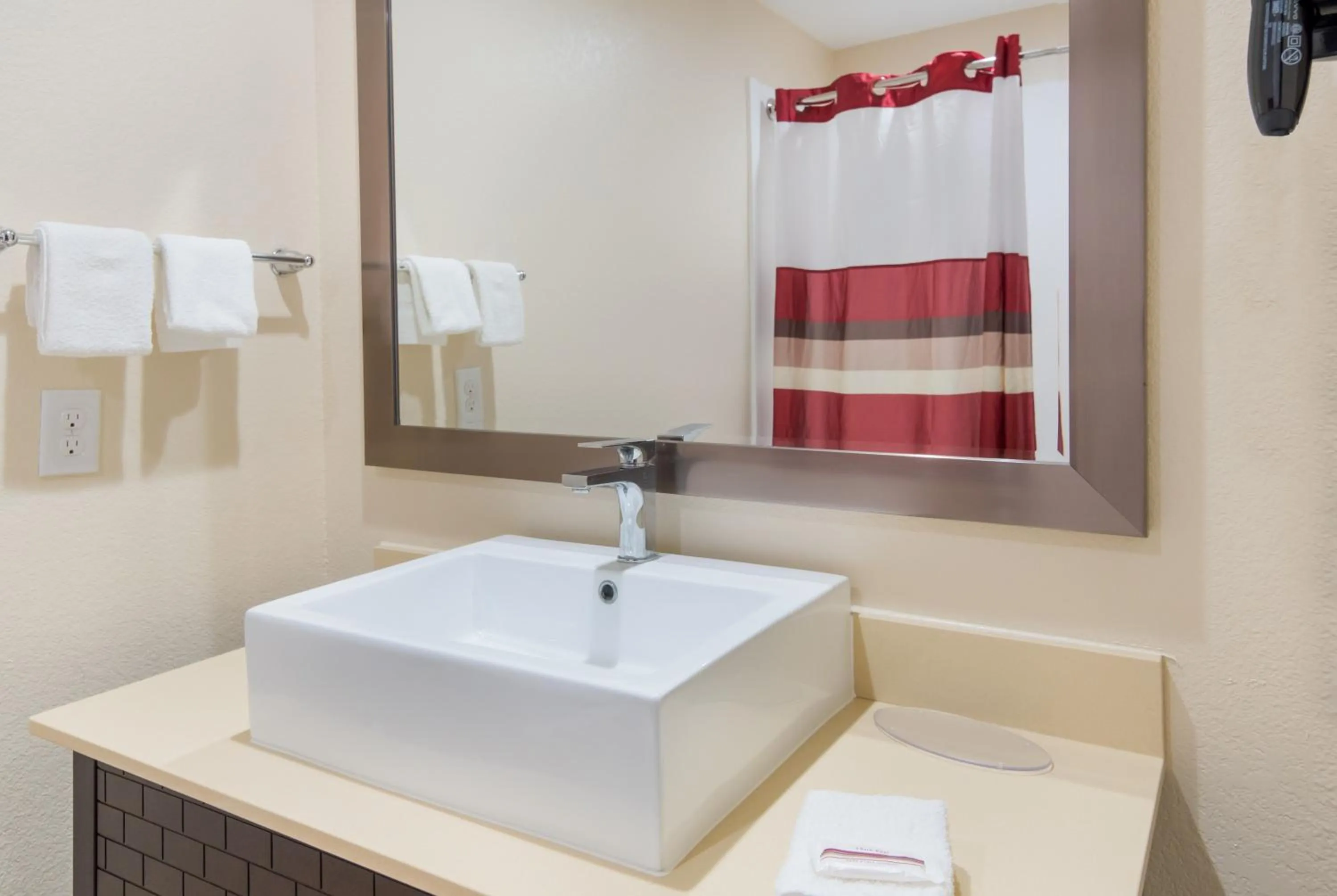 Bathroom in Red Roof Inn PLUS+ Fort Worth - Burleson