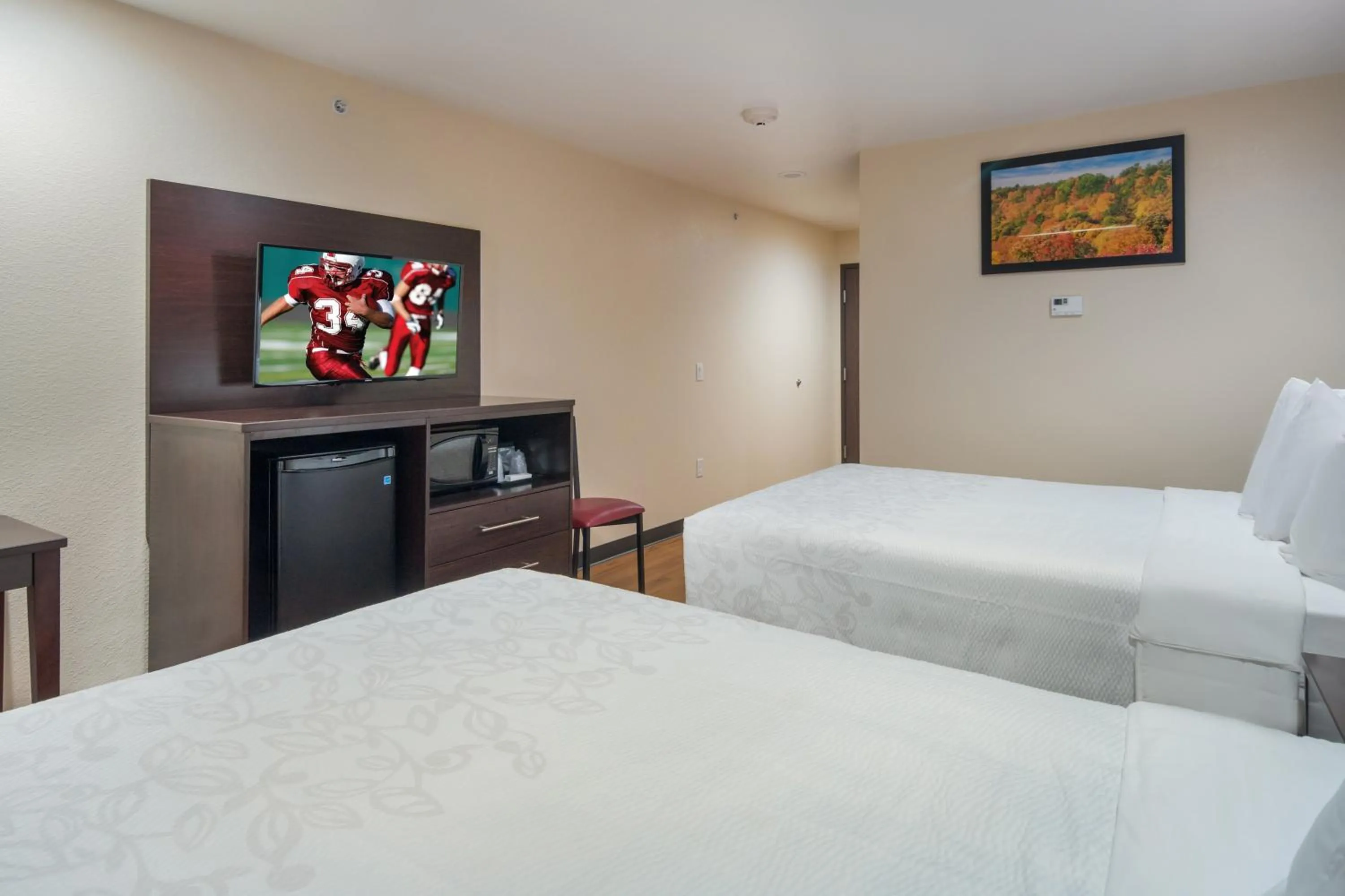 Photo of the whole room, Bed in Red Roof Inn PLUS+ Fort Worth - Burleson