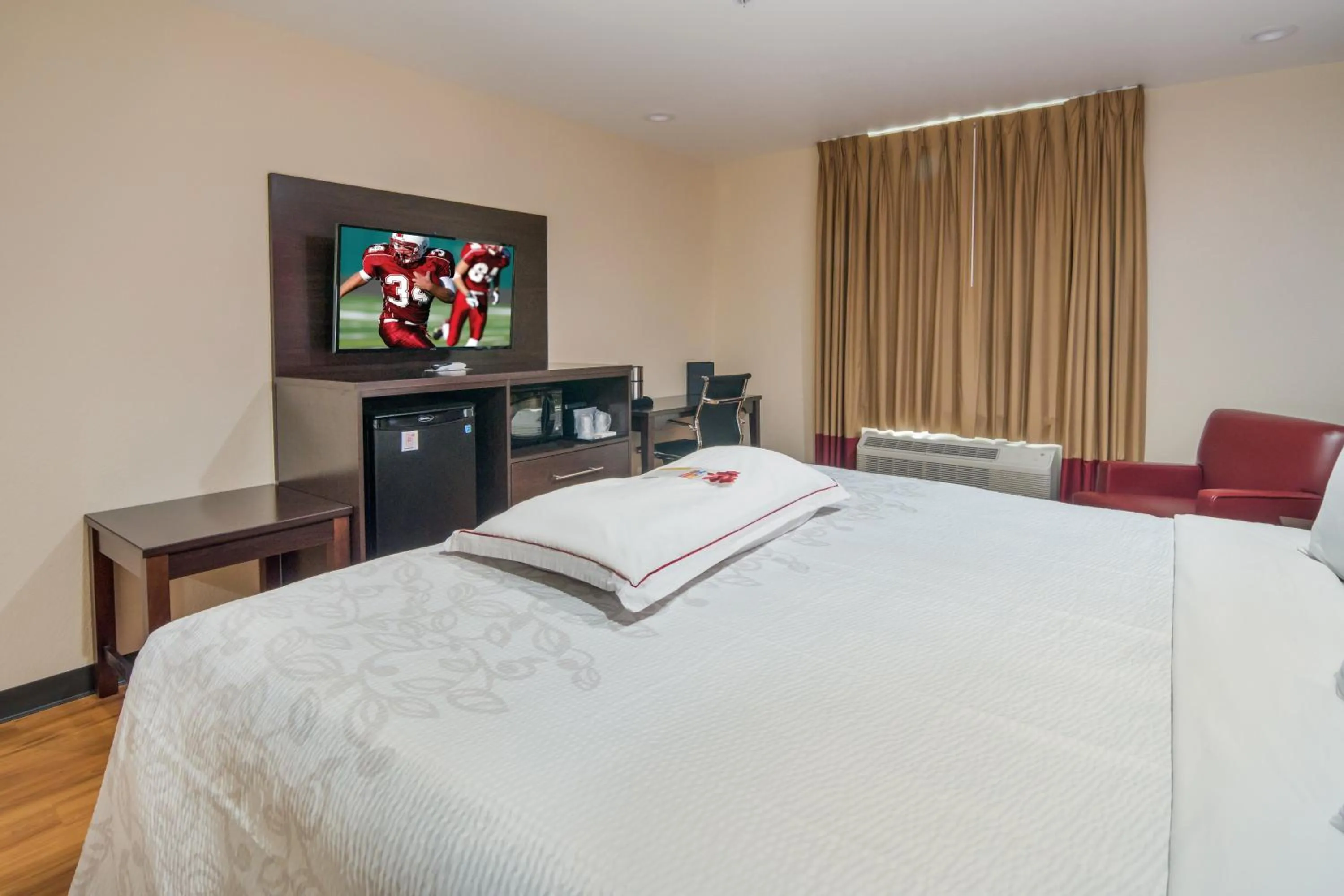 Photo of the whole room, Bed in Red Roof Inn PLUS+ Fort Worth - Burleson