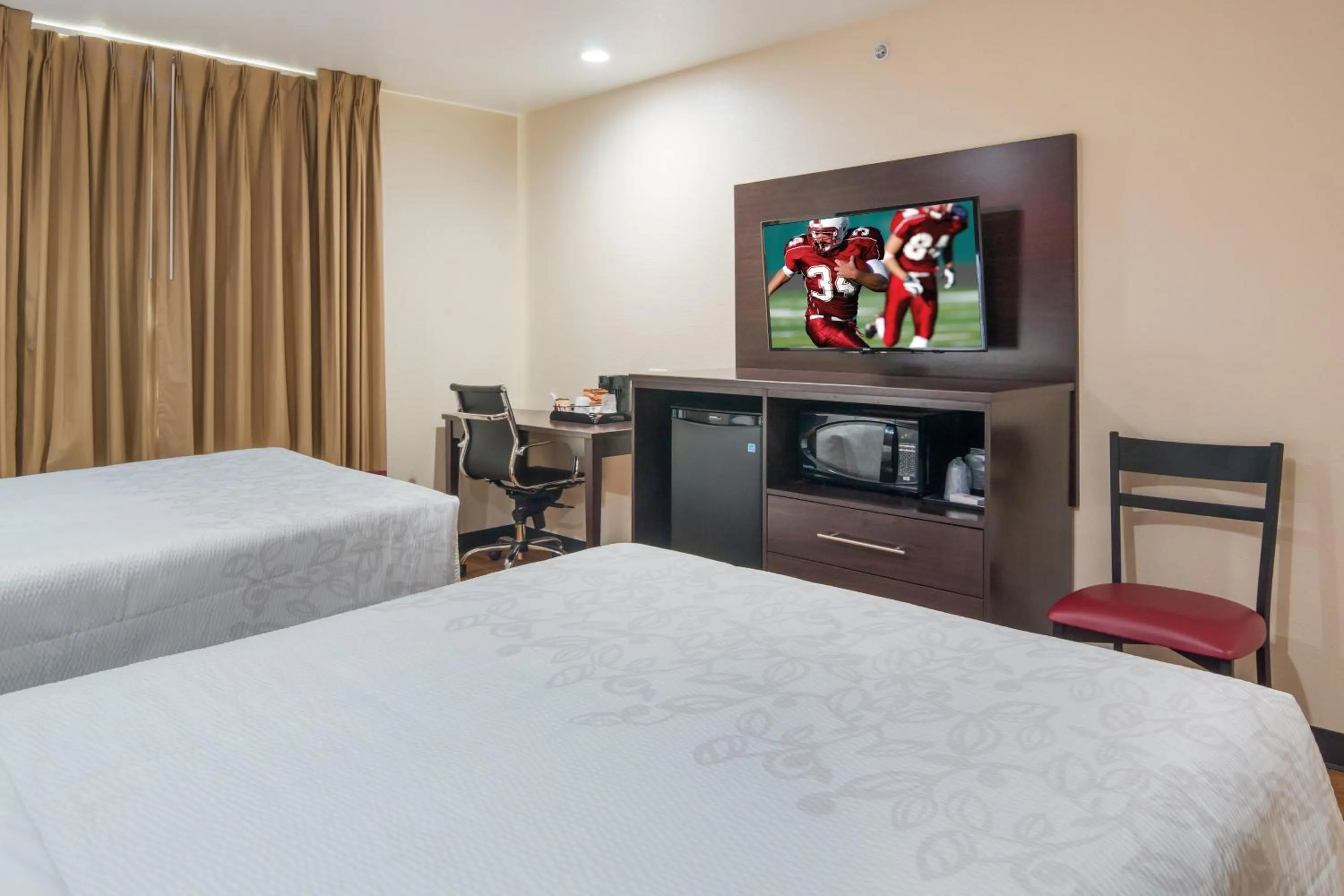 Photo of the whole room, Bed in Red Roof Inn PLUS+ Fort Worth - Burleson